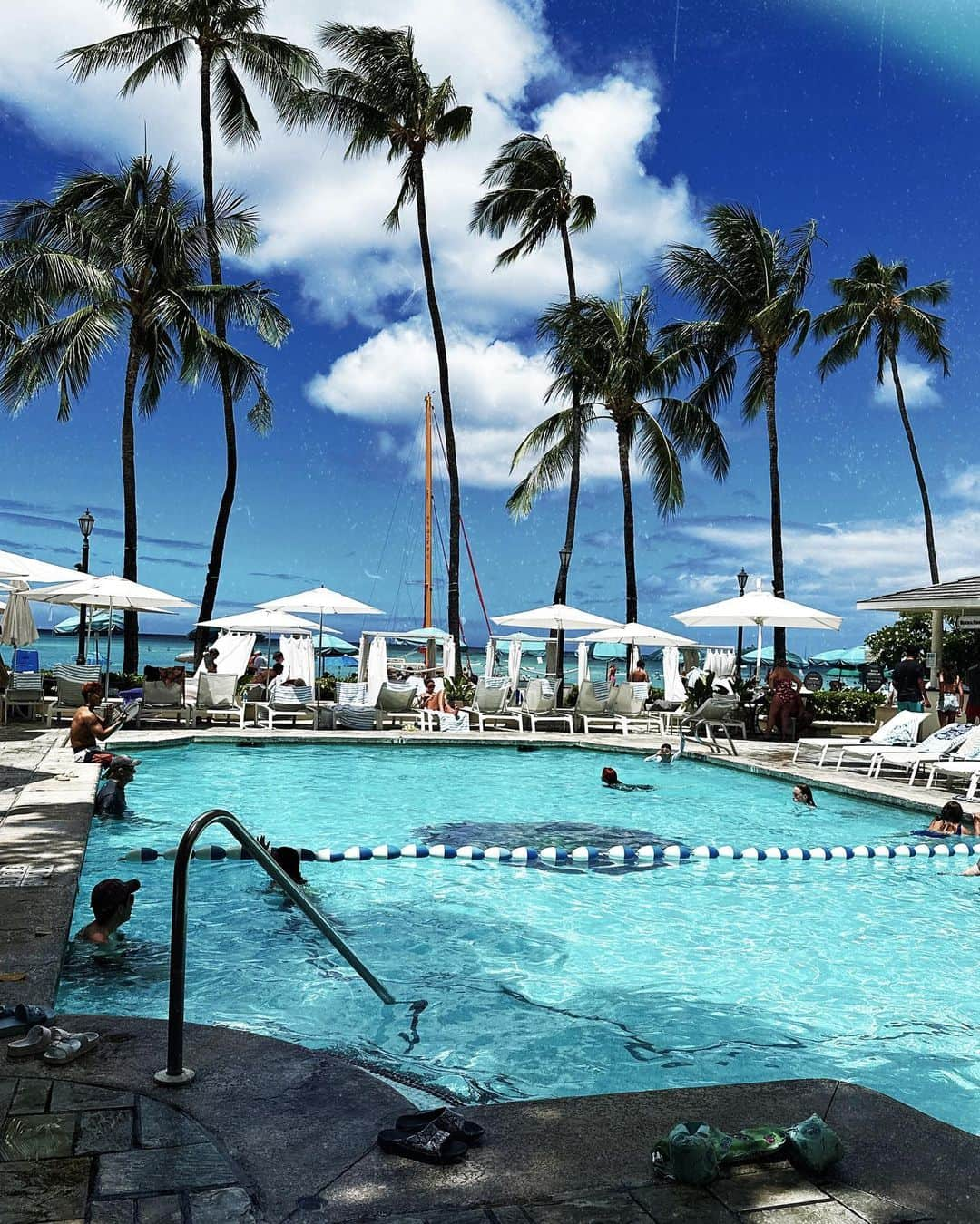 MARISさんのインスタグラム写真 - (MARISInstagram)「Staying at Moana Surfrider is so classic 💙 Thank you for having me @surfrider @surfrideroahu grade up🩵The View from my room is perfect 💎 Classic な Moana surfrider にstay🩵本当に素敵🩵  何も変わらないHawaii🩵 VacationのHawaiiはやっぱり最高⛵️🧡Aloha🌺  Bikinis @revolve Sunglasses  @versace  @revolve   #revolve #revolveme #リボルブクロージング  #hawaii #moana #surfrider #ハワイ #hilife #hawaiilife」7月24日 19時51分 - marristea