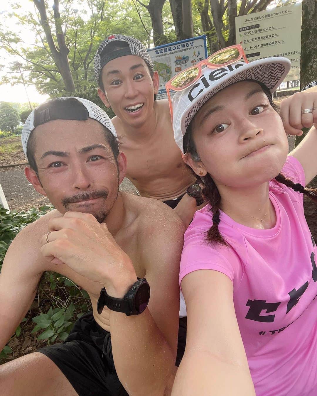 水越結花のインスタグラム：「🔥 久しぶりのセタラン🏃‍♀️🌈 いつぶりかしら？なんてとぼける暇もなく 一瞬で分かる出席表でチェックされております🫣 はい、今年初でした！笑 GWとお盆とお正月の帰省よりも少なめ🎍🙏 そしてお猿度高め🐒🐒🐒  朝5:30からインターバル！ なんて信じられない世界やったけど、 東京マラソンの練習でインターバルの苦しさと楽しさと偉大さを知ったので、また何か本気になったときはお力を借りに行きます✨  到着した瞬間4'20"/kmで1周ひきずってもらえた 幸せな朝でした🌅よいお年を👋笑」