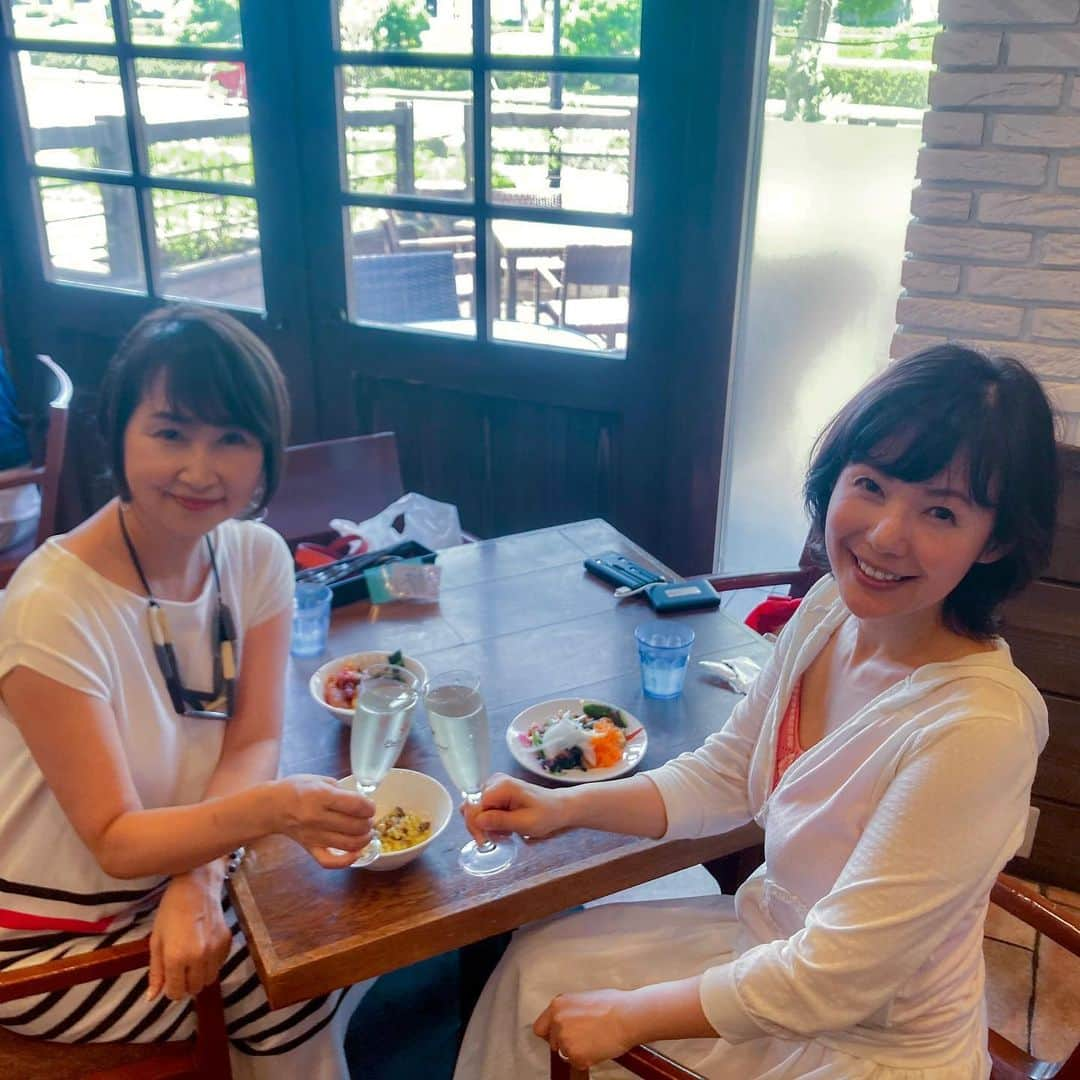 六車奈々のインスタグラム：「先日のQVC終わりで、大好きな石川小百合さんと久々にランチしました🩷  人のご縁は全て意味があると思うのだけど、小百合さんとはそれをとても強く感じるんだよね。 聡明でチャーミングで、本当に素敵な女性💓楽しすぎて昼間から飲みすぎちゃったのはナイショの話🤫  @sayuri.ishikawa0322  #ランチ」