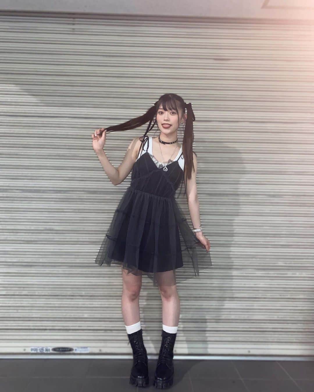 のインスタグラム：「liveお衣装🖤  スタッフさんにデスノートのミサミサみたいと言われ、皆さんにも好評だったお衣装❤️‍🩹  いつもよりもロック強めで珍しかったね🖤  まだツインテールいけるかにゃ🐈‍⬛」