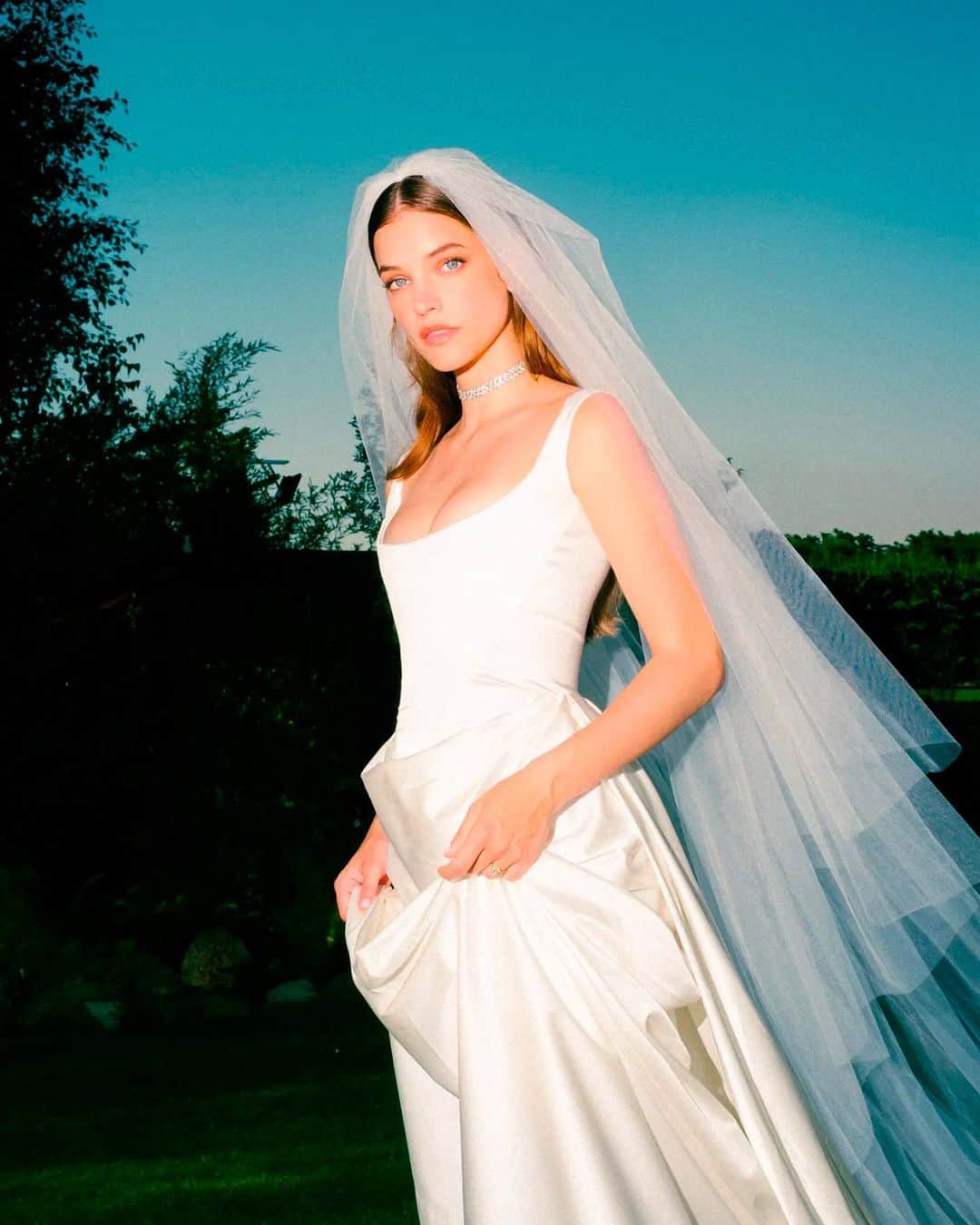 Vogue Españaのインスタグラム：「¿Por qué todas las novias quieren vestir de @viviennewestwood? Desde la reciente boda de @realbarbarapalvin a María Laura de Bélgica, la firma se ha convertido en una de las favoritas para dar el ‘sí, quiero’. En el link de la bio, repasamos todas las novias que han apostado por ella tanto en la realidad como en la ficción. ▪️Fotos: @bencebarsony / Getty Images / @k.a.i.leidoscope  ▪️Texto: @estrella.albendea」