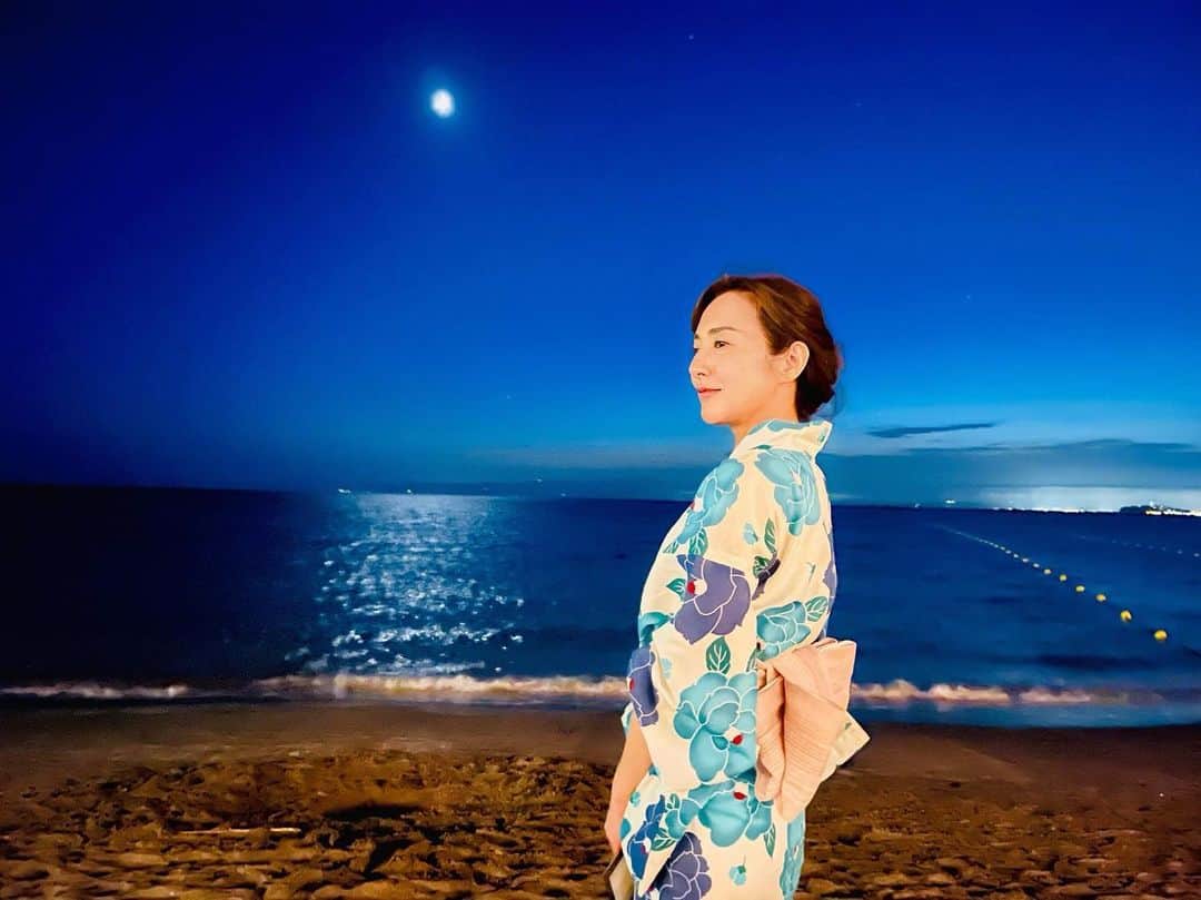 藤森香衣のインスタグラム：「- What a wonderful world  大人も子供も犬もいて 偏見も差別もなく、 みんなで海と空を見ながら 音楽を聴き  好きな物を食べて飲んで 波の音の中で月と星を眺める。  宇宙からしたら、砂つぶにも満たないような 私たちの時間。  せっかく同じ時代に生きているのだから 一緒に楽しく過ごしたい。  photo : @jodie_akiyama   #peaceful #moon #平和な時間  #海 #空 #月 #星 #浴衣 #葉山 #一色海岸 #咲恵さんの写真がすごい #ありがとうございます」