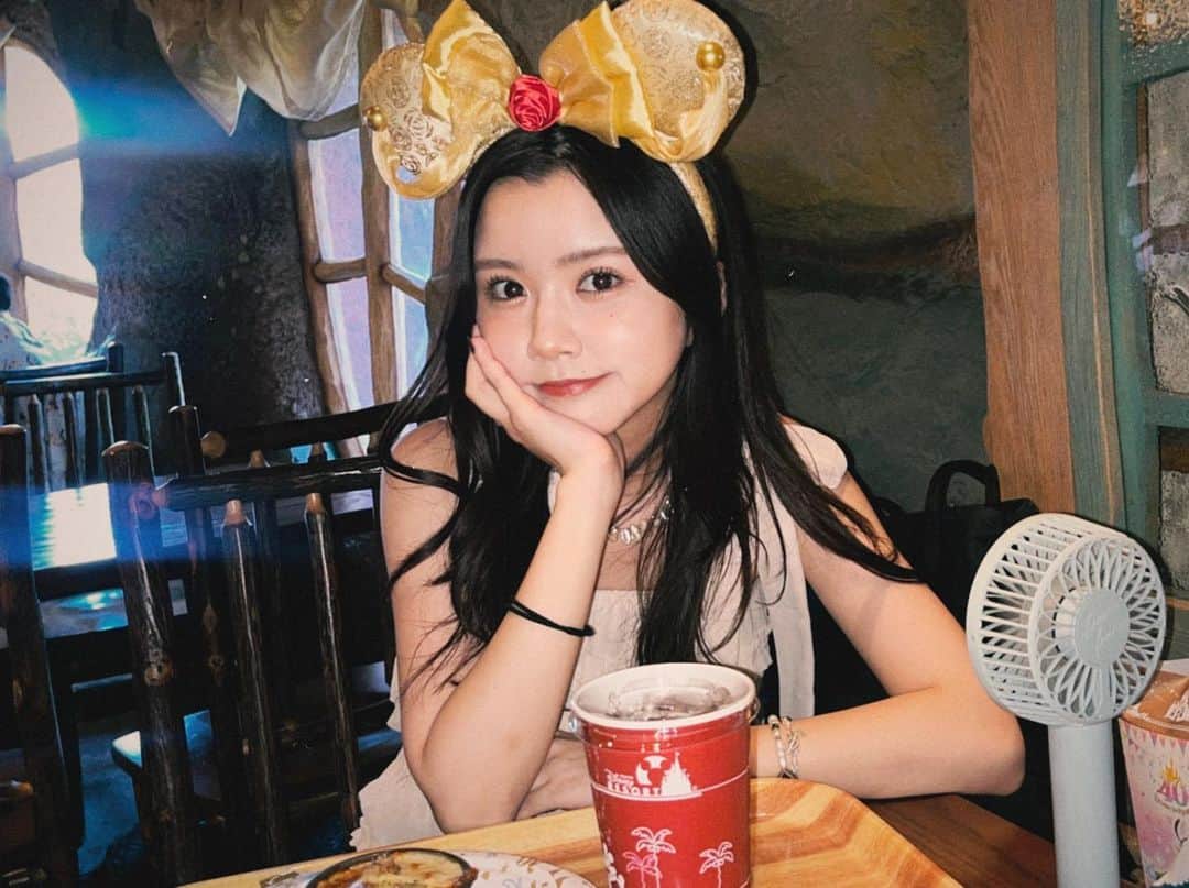 のインスタグラム：「だいすきな3人 👨‍👩‍👦🤍  お誕生日ディズニー 連れてってくれたの 🥲🥲❤️ 楽しかった （＞ε＜）」