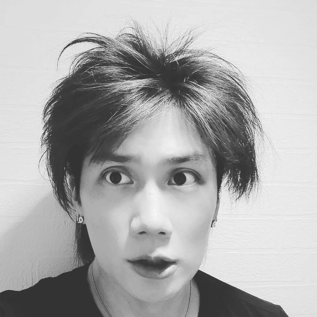 のインスタグラム：「これは寝癖ではない。 風呂上がりにドライヤーで髪を乾かしただけ。 ボンバヘ！  #毛量多めあるある」