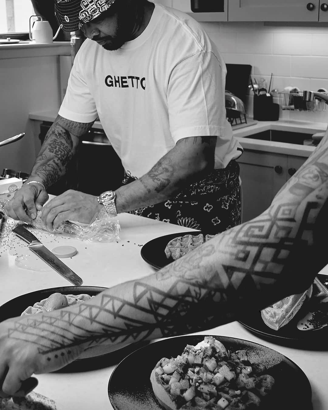 sacaiのインスタグラム：「A MAGAZINE CURATED BY SACAI エー マガジン キューレーテッド バイ サカイ  After collaborating with sacai on a gastro pop-up and capsule collection, the Bronx-based culinary collective @ghettogastro cooks for the soul in #AMagSacai @amagazinecuratedby   ‘When you see the way Chitose approaches patternmaking and the layering, the textures in the clothes, it’s similar to how we do it. We make Ghetto Gastro with the flavour but also with the way that we move through different spaces as a hybrid food company. We show up in art, fashion, activism and food and have a voice but they’re all focused on the same thing: food as the centrepoint.’ @chefp @ghettogray @cheflesterwalker #ghettogastro  Photography by @katsunaito  #sacaiofficial  #GhettoGastro」