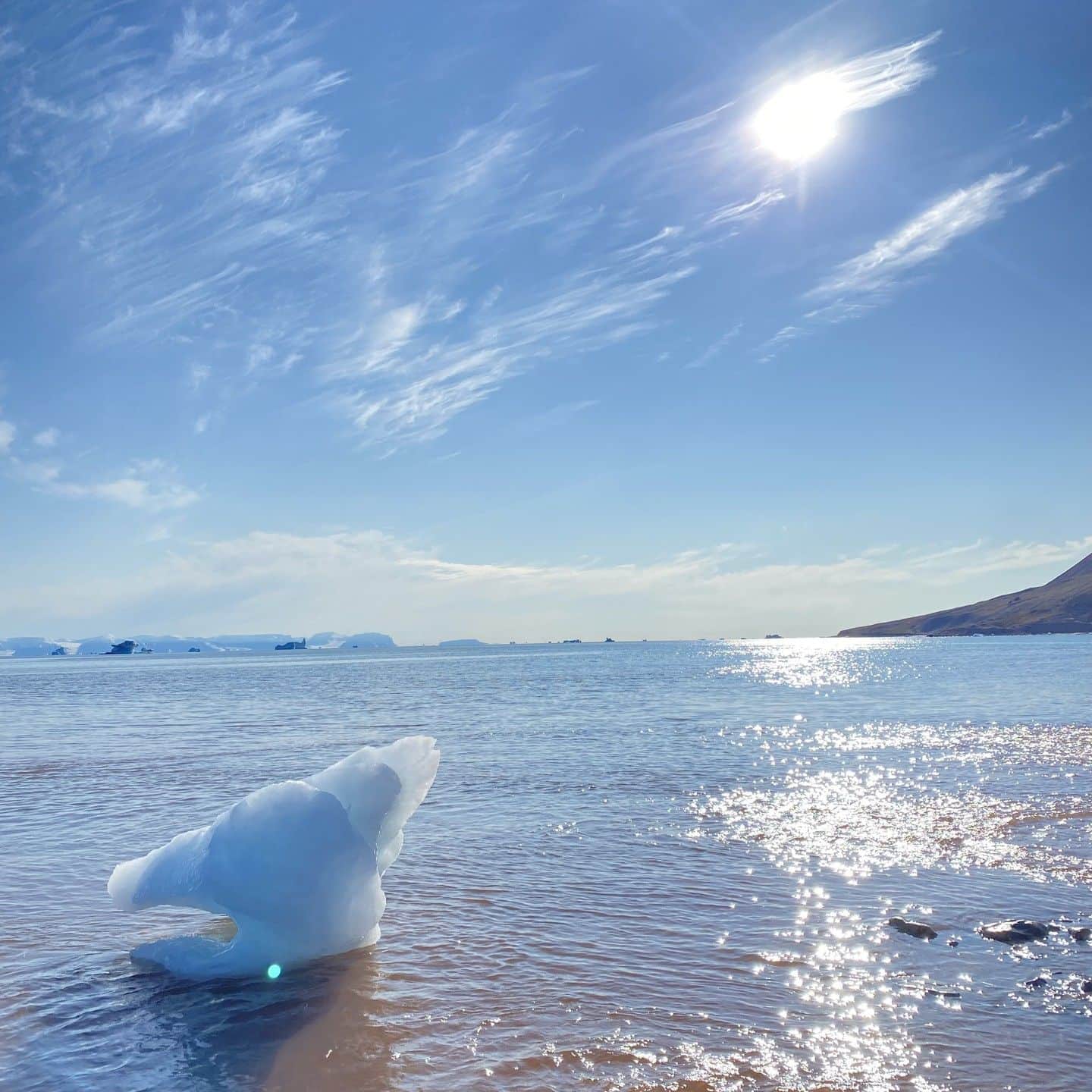 テレ朝newsさんのインスタグラム写真 - (テレ朝newsInstagram)「【北極ノート】 シオラパルクに到着しました！ 最北端の集落ですが、 まず目に入るのは綺麗なビーチ！ シオラパルクとはグリーンランド語で 砂浜を意味するそうです  #松本と屋比久の北極滞在記 #北極ノート #テレ朝news #北極 #絶景 #ビーチ」7月24日 11時14分 - tv_asahi_news