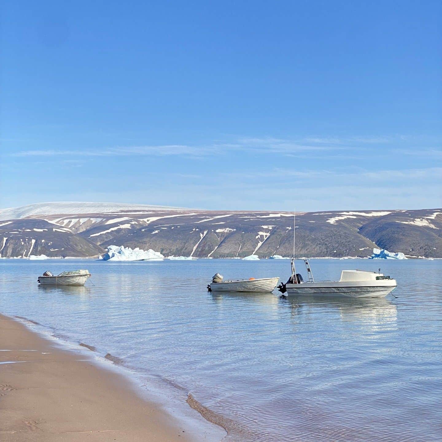 テレ朝newsさんのインスタグラム写真 - (テレ朝newsInstagram)「【北極ノート】 シオラパルクに到着しました！ 最北端の集落ですが、 まず目に入るのは綺麗なビーチ！ シオラパルクとはグリーンランド語で 砂浜を意味するそうです  #松本と屋比久の北極滞在記 #北極ノート #テレ朝news #北極 #絶景 #ビーチ」7月24日 11時14分 - tv_asahi_news