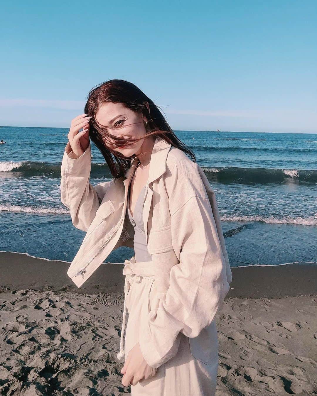 守谷香里のインスタグラム：「・ There is always light behind the clouds☁️¨̮♡  Cool heads but Warm hearts🫰🏻  海の寛大な愛に癒され 裸足で大地を踏む大事さを再確認した日。  心は軽く暖かく。 思考は軽く冷静に。 だけど足では地面に根を生やすくらいにしっかりと重たく踏み込む。  今後もそんな私で居れますように😌🍀」