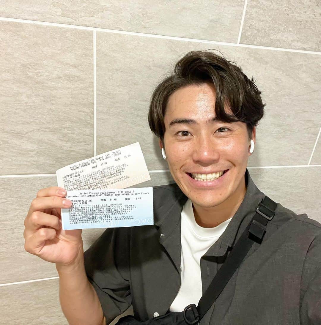 のインスタグラム：「昨日おとといとjuice＝juiceさん、アンジュルムさんのライブに参戦してきました！  スタジオでご一緒する植村さん川村さんももちろん素敵ですが、やっぱりステージの上に立った時の輝きはすごいですね…！✨ ついつい見入ってしまいました👀  あと驚いたのはファンの方々の熱量！ ファンの皆さんと作り上げる公演とはこういうことかと感服いたしました🙇  植村さん川村さんの魅力をさらに引き出してファンの皆さんにお届けしたいなと思った二日間でした☺️  #juicejuice #アンジュルム  #なお開演時間を間違えてギリギリの到着となったため #オリックス劇場で写真撮れず #マンションのロビーで写真撮りました #ライトの下で撮ったら #目がキラキラしすぎて逆に違和感」