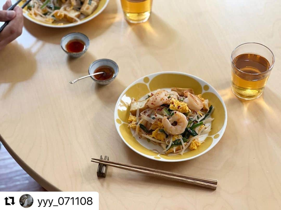 Scopeさんのインスタグラム写真 - (ScopeInstagram)「ブランチというと洋食の イメージが強いですが、 スンヌンタイは意外と アジアンとも相性良し。  @yyy_071108 さんの投稿は パッタイ×スンヌンタイ。 お箸や和小皿、ベルマンの タンブラーなど周りの食器 選びも参考になりました！  スコープ 松尾  #Repost @yyy_071108 ・・・ こんにちは。  パッタイで #スンヌンタイのブランチ  今朝は子供のお弁当のおかずをつまんだきりなので ブランチということに  所用で暑い外から帰ってきた夫に ビールでなくコーン茶を差し出してみました 香ばしさはビール以上で問題なし  さぁ月曜日の午後も元気に発進しましょー！  #スンヌンタイ #sunnuntai  #bellman #ベルマン #スコープ計画018  #scope_japan」7月24日 11時10分 - scope_japan