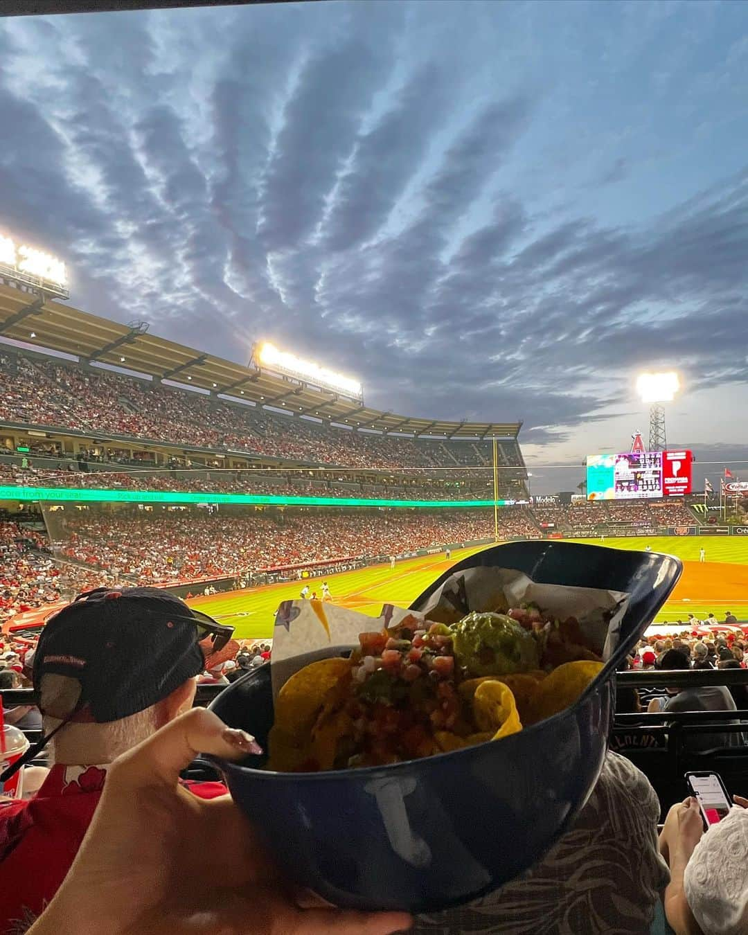 村上瑠美奈さんのインスタグラム写真 - (村上瑠美奈Instagram)「. 昨日はエンゼルスタジアムへ🏟⚾️ 大谷選手のプレーを現地で観戦しました🔥  エンゼルスファンはOHTANIのユニフォームばっかり！ 本当に大人気でスターだった🥹✨  試合中色んな演出があって スポーツに詳しくない人でも楽しめるから アメリカのスポーツエンタメってすごい😲✨✨  土曜日のナイターは最後に花火があがるんだけど日本の小さめの花火大会くらい上がって大満足でした😂🎇  #エンゼルス#エンゼルスタジアム#大谷翔平 #ohtanishohei #losangeles#losangelesangels #ロサンゼルスエンゼルス#ロサンゼルス旅行 #ロサンゼルス生活」7月24日 11時16分 - ruminamurakami