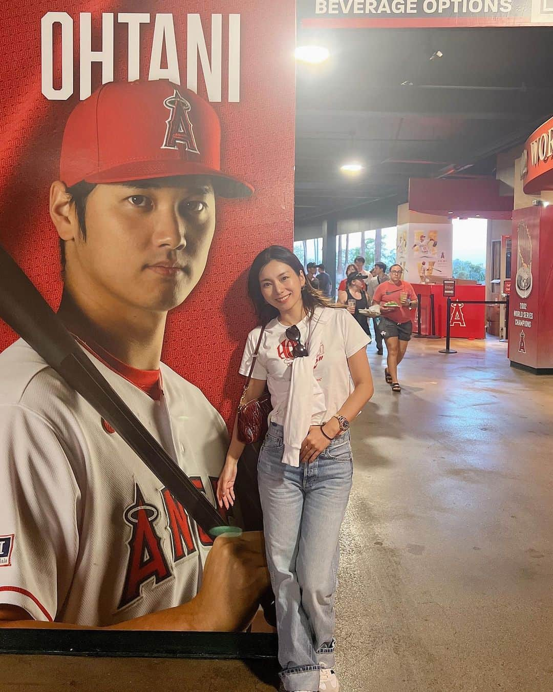 村上瑠美奈さんのインスタグラム写真 - (村上瑠美奈Instagram)「. 昨日はエンゼルスタジアムへ🏟⚾️ 大谷選手のプレーを現地で観戦しました🔥  エンゼルスファンはOHTANIのユニフォームばっかり！ 本当に大人気でスターだった🥹✨  試合中色んな演出があって スポーツに詳しくない人でも楽しめるから アメリカのスポーツエンタメってすごい😲✨✨  土曜日のナイターは最後に花火があがるんだけど日本の小さめの花火大会くらい上がって大満足でした😂🎇  #エンゼルス#エンゼルスタジアム#大谷翔平 #ohtanishohei #losangeles#losangelesangels #ロサンゼルスエンゼルス#ロサンゼルス旅行 #ロサンゼルス生活」7月24日 11時16分 - ruminamurakami