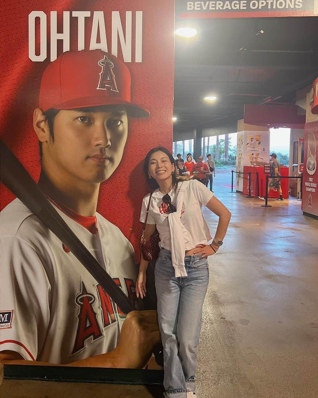 村上瑠美奈さんのインスタグラム写真 - (村上瑠美奈Instagram)「. 昨日はエンゼルスタジアムへ🏟⚾️ 大谷選手のプレーを現地で観戦しました🔥  エンゼルスファンはOHTANIのユニフォームばっかり！ 本当に大人気でスターだった🥹✨  試合中色んな演出があって スポーツに詳しくない人でも楽しめるから アメリカのスポーツエンタメってすごい😲✨✨  土曜日のナイターは最後に花火があがるんだけど日本の小さめの花火大会くらい上がって大満足でした😂🎇  #エンゼルス#エンゼルスタジアム#大谷翔平 #ohtanishohei #losangeles#losangelesangels #ロサンゼルスエンゼルス#ロサンゼルス旅行 #ロサンゼルス生活」7月24日 11時16分 - ruminamurakami