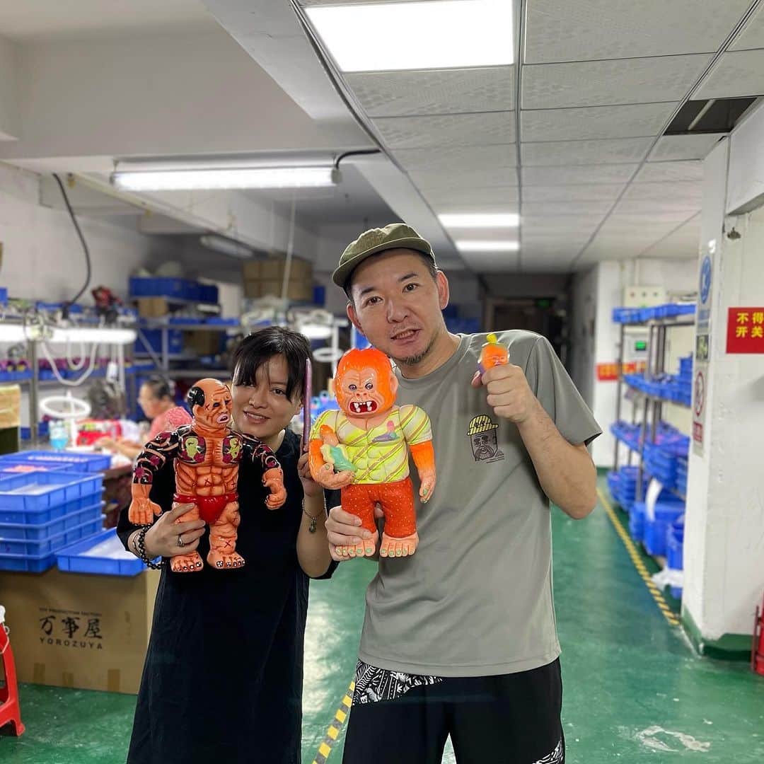 デハラユキノリのインスタグラム：「中国は深圳市の万事屋さんに来ました。 三年ぶりに工員として働きます。 前回来た時に作り始めたのがリンゴリラです。  I came to yorozuya in Shenzhen, China. I came here three years ago. I will work here as a factory worker for a week from today. I started making RINGORILLA when I came last time.  #deharayukinori  #yorozuya #ringorilla  #ishidahonyu」