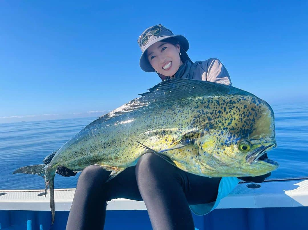 岡田万里奈のインスタグラム：「. . . . . バースデーフィッシュ！！！！ . お誕生日にこんな大っきい シイラが釣れてくれました😍 . 30歳、どんな人生が待ってるのか とても楽しみです！ これからもよろしくお願いします！ . . . #誕生日 #バースデーフィッシュ #共栄丸 #シイラ #シイラキャスティング #シイラゲーム #マヒマヒ #happybirthday #birthday #birthdaygirl  #dolphin #dolphinfish #mahimahi  #ladyangler #ladyanglers  #catchandrelease #casting #fishinglife #fishingtrip #fishingtime」