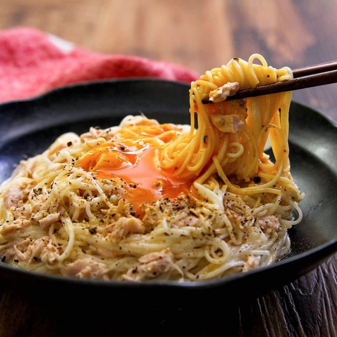 五十嵐豪さんのインスタグラム写真 - (五十嵐豪Instagram)「ツナ缶は油ごとマヨと鶏ガラ、麺つゆと合わせて素麺に絡めると飲む勢いで消えく。これに卵黄とろ〜り絡めて食べるのが最高に旨いです。ツナマヨ好きにはたまらない味してる。  ツナ1缶、マヨ大2、鶏ガラ・3倍濃縮麺つゆ各小1混ぜ、素麺2束分に和えて醤油で味調え卵黄のせ、黒胡椒ふり醤油かける。  #ズボラ飯#ズボラ主婦#ご飯記録#節約レシピ#時短レシピ#時短料理#毎日ごはん#節約料理#簡単料理#簡単ごはん#簡単レシピ#夕ご飯#お家ご飯#料理好き#レシピ#しかない料理#ツナ缶レシピ」7月24日 12時00分 - gogoigarashi