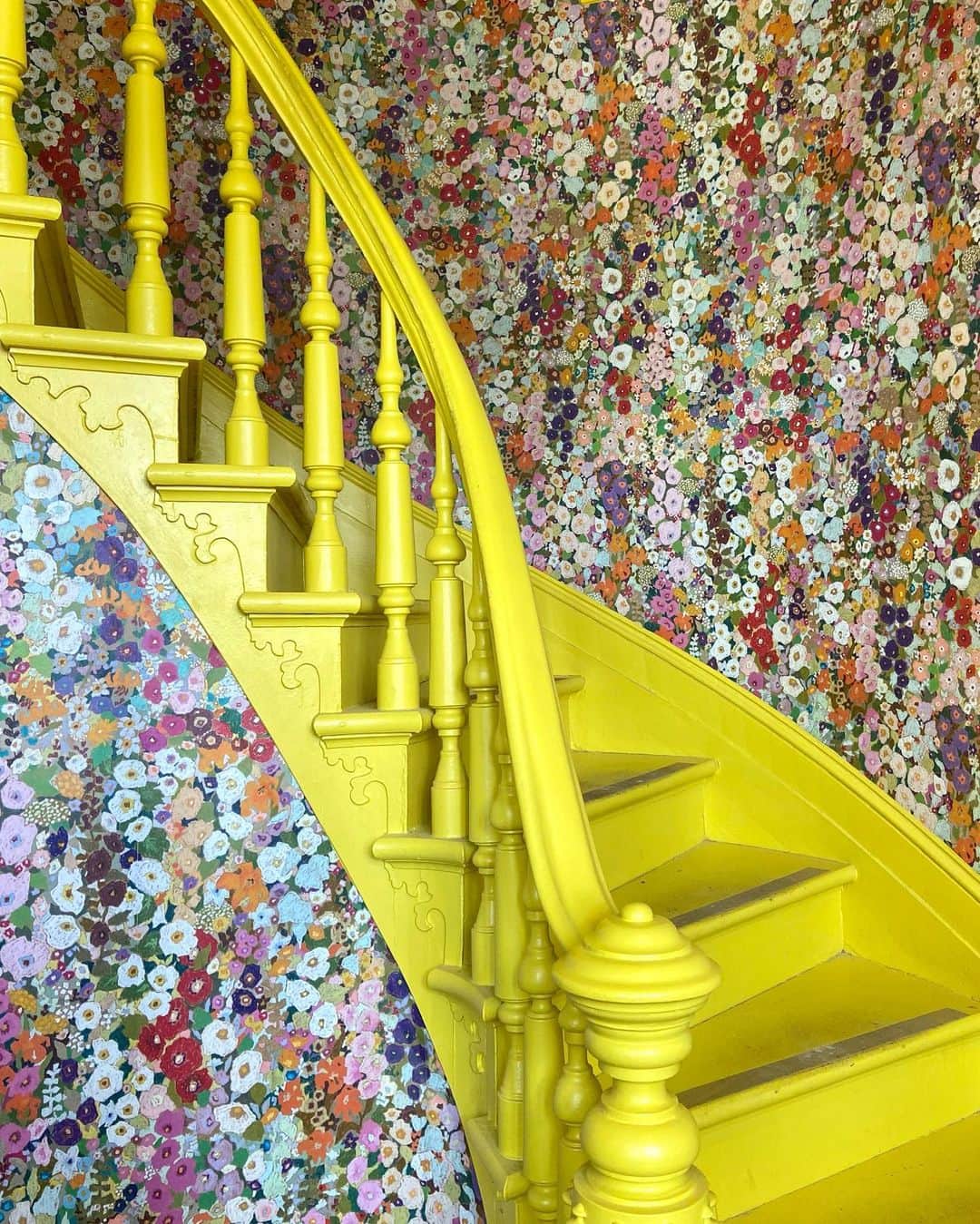 カリーヌ・ヴァナッスのインスタグラム：「• Si la joie était escalier, à la @lamidinette.  • Retrouver l’aura de douceur de l’église de St-Jean-de-L’Île-d’Orleans. • Confirmer que j’ai beaucoup de difficulté à prendre des photos souvenirs qui m’inclue dans le cadre (à moins, apparemment, de les prendre a l’envers). • Réussir à rentrer les poules de Loulou avec l’aide douteuse d’un pitit pitit bâton… . Et me coucher, le coeur bien remplit 🥰」