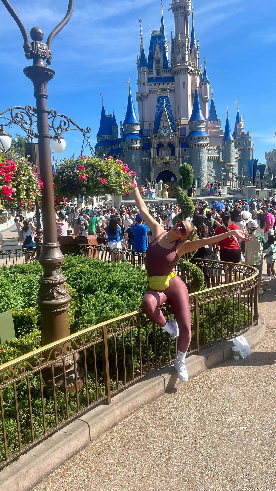 ベロニカ・ベガのインスタグラム：「Summer at the most magical place on Earth 🐭🧚🏽」