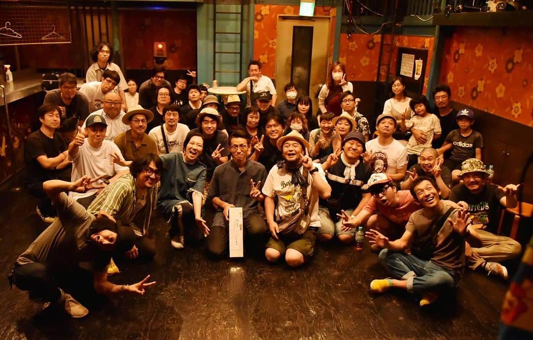 のインスタグラム：「🟥2023.7.23  昨夜は新宿レッドクロス20周年記念で、久しぶりの懐かしいバンド大集合でした。 いろんな感情や情景が思い出された。 毎月、友達のライブを見に行くことを合わせると本当に頻繁に通った場所。 ここが世界の中心だった。  店長の鈴木さんにはたくさんのことを教わった。 対バン見ないで何チャラチャラしてんだよとめちゃくちゃ怒られたこともある。 あんなに真剣に怒ってくれたこと、いま思えば本当にありがたい。  ワイワイズもモノノフルーツも、やり切れて、気持ちも込められて、良かった。 我ながら２つともとても良いバンドだと思う。笑  レッドクロス25周年である、5年後にまた会おう〜なんて言いながら解散。 楽しい夜でした😊  📷photo by hiro」