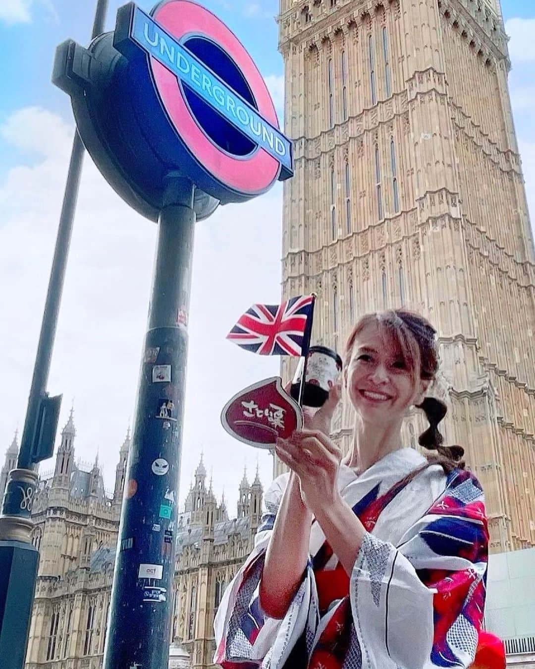 里井真由美さんのインスタグラム写真 - (里井真由美Instagram)「🇬🇧ロンドン来ました〜♥️世界でヌン活♥️  またまた弾丸ですが〜😂✈️  イギリスを象徴するビッグ・ベンの前で  「さとい栗JANAT紅茶」のプロモーションを　張り切っております〜🇬🇧🇯🇵🌰🫖  @janat_paris  @janatdubai   イギリスはアフタヌーンティーの原点国🫖 ヌン活、何店かとブーランジェリーでスコーンやイギリスのチョコレートやスイーツ巡りもして参りました〜🇬🇧  ロンドンに住んでる たくみくん🎵にヌン活もお付き合い頂けて感激〜　ロンドンで会えて嬉しい☺️  @tkmj16   また改めてご紹介しますね〜✈️  あ！おまけ画像は出国の画像♡  バリニーズバッグとヤンキースキャップ、 ジャンナッツのタンブラーは旅・飛行機機内のお供レギュラーチームでございます  バリニーズバッグは 新作のお花柄に一目惚れ🤍🌸🤍 何色かあるのでチェックなさって☑️  ドットの穴あいたデザインのもおすすめ♡  @alonalonbalibag  @milkmint39  @kazurin.kyoto   飛行機移動しながらなので また改めて更新しますね〜　✈️  素敵な毎日をお過ごしくださいね〜  。。。  photo & movie @junkonakano_paris   。。。  #ロンドン#ヌン活#JANAT#janat紅茶#里井真由美#フードジャーナリスト里井真由美 #ゆかた#japan#london #london🇬🇧 #着物#着物女子#ビッグベン#バリニーズバッグ#afternoontea」7月24日 11時42分 - mayumi.satoi