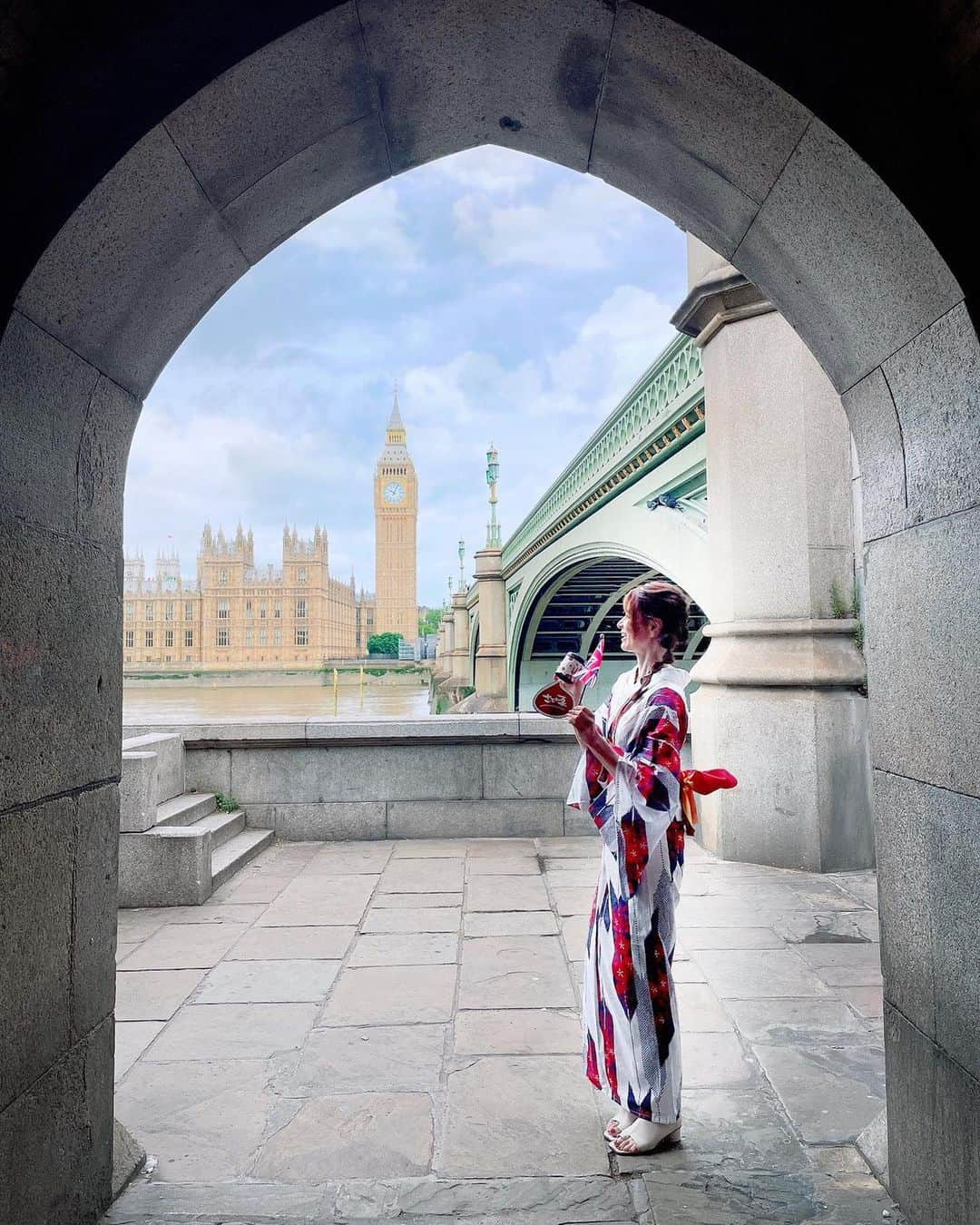 里井真由美さんのインスタグラム写真 - (里井真由美Instagram)「🇬🇧ロンドン来ました〜♥️世界でヌン活♥️  またまた弾丸ですが〜😂✈️  イギリスを象徴するビッグ・ベンの前で  「さとい栗JANAT紅茶」のプロモーションを　張り切っております〜🇬🇧🇯🇵🌰🫖  @janat_paris  @janatdubai   イギリスはアフタヌーンティーの原点国🫖 ヌン活、何店かとブーランジェリーでスコーンやイギリスのチョコレートやスイーツ巡りもして参りました〜🇬🇧  ロンドンに住んでる たくみくん🎵にヌン活もお付き合い頂けて感激〜　ロンドンで会えて嬉しい☺️  @tkmj16   また改めてご紹介しますね〜✈️  あ！おまけ画像は出国の画像♡  バリニーズバッグとヤンキースキャップ、 ジャンナッツのタンブラーは旅・飛行機機内のお供レギュラーチームでございます  バリニーズバッグは 新作のお花柄に一目惚れ🤍🌸🤍 何色かあるのでチェックなさって☑️  ドットの穴あいたデザインのもおすすめ♡  @alonalonbalibag  @milkmint39  @kazurin.kyoto   飛行機移動しながらなので また改めて更新しますね〜　✈️  素敵な毎日をお過ごしくださいね〜  。。。  photo & movie @junkonakano_paris   。。。  #ロンドン#ヌン活#JANAT#janat紅茶#里井真由美#フードジャーナリスト里井真由美 #ゆかた#japan#london #london🇬🇧 #着物#着物女子#ビッグベン#バリニーズバッグ#afternoontea」7月24日 11時42分 - mayumi.satoi