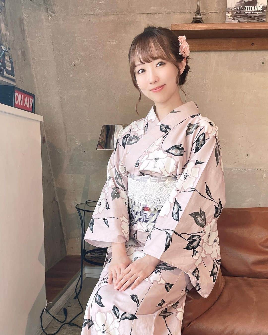 小島まゆみのインスタグラム：「. . 暗くなったら庭で線香花火したいな ✺⋆*  夏がやってきたので、浴衣を着たい。四季折々イベント大好き小島です。 ずっと応援してくださってるファンの皆様にはお馴染みの夏の恒例行事でした👘  今年は藤色の浴衣です。落ち着いた色味だけれど可愛い柄でしょ☺️🫶  帯はママに結んでもらいました！ "パタパタ結び"と言っていたような…💭(おにぎり食べながら着付けてもらってたのでよく覚えていない)  自分で着ると時間とともに着崩れを起こしてしまうのですが、ママに着付けてもらうと全く崩れないんですよね。さすがの母です。  イベントへ来てくださった皆様、楽しい時間をありがとうございました✨  室内でも熱中症になってしまう場合があるので、たくさんお水飲んで塩分とって今日も元気に頑張りましょうね👼✨  #パタパタ結び #浴衣ヘア  #ゆかたヘアアレンジ #ピンク浴衣 #帯紐アレンジ #小島まゆみ #kimonogirl #yukatagirl」