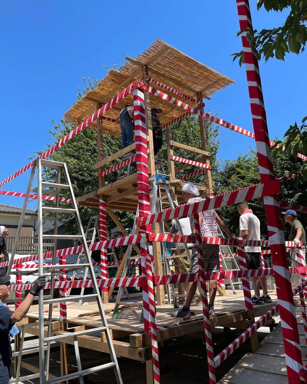菅原永二さんのインスタグラム写真 - (菅原永二Instagram)「町内会の手伝いでお祭りのやぐらを建てました。コロナ禍で中止していた地元のお祭りが数年ぶりに開催されます。こどもたちが喜んでくれるといいな。」7月24日 11時46分 - sugawara_agency