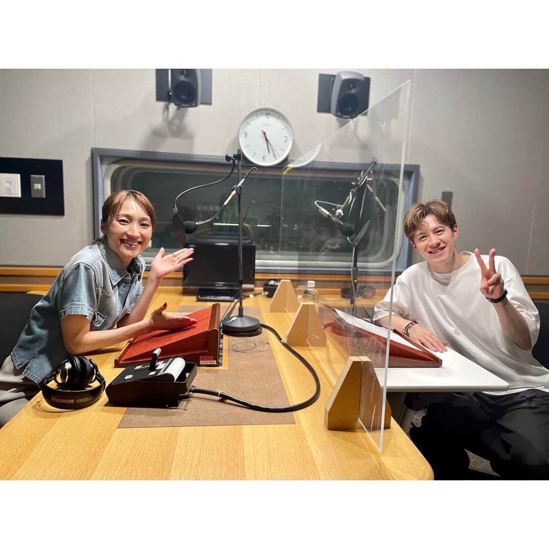 望海風斗さんのインスタグラム写真 - (望海風斗Instagram)「📻 ごごごごごごめんなさい😫 昨日のサウンドイマジン、1人喋りだと勘違いしてましたが違いましたよね😭 今からでも聴けますので、是非#らじるらじる のアプリでお楽しみください🙇‍♀️ ⁡ #ラジオ #NHKFM #望海風斗のサウンドイマジン #毎週日曜夜9時 ゲスト #ウエンツ瑛士 さん ⁡ ウエンツさんをお招きしての回でございました🙇‍♀️ ずっと聞いてみたかったイギリス留学のお話し‼︎ウエンツさんの行動力に感動✨ ⁡ ウエンツさんの#音 は、音から想像の翼を広げていくことの楽しさを教えてもらいました🐥 ⁡ 聴き逃しは #らじるらじる で何度でも！ #公式Twitterも宜しく ⁡ #望海大反省風斗 #ごめんなさい🙏💦」7月24日 11時47分 - nozomifuto_official