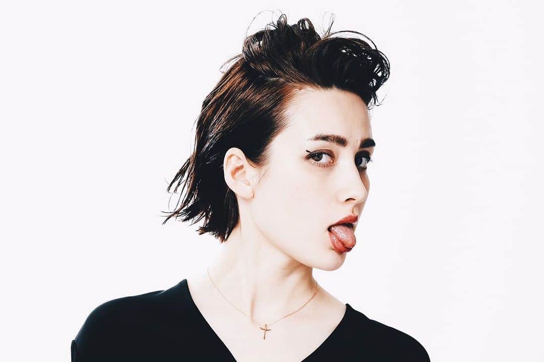 Emilyのインスタグラム：「次の無料インストアライブは🈚️ 7/27(木)19:30〜 東急渋谷プラザ4Fだ〜🌈 誰でも参加できるし、CDかグッズを買った方はサイン会とHONEBONEと一緒に写真が撮れちゃうぞ〜！  ぜひ仕事帰りにでも、学校帰りにでもおいでなすって〜😉」