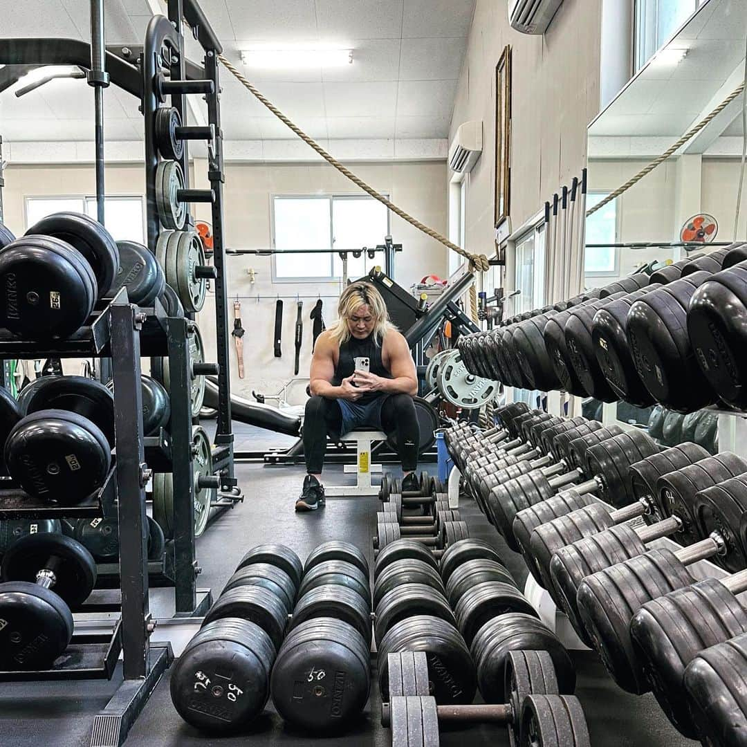 棚橋弘至のインスタグラム：「30分ストレッチと #二頭筋 💪  眠い。  #biceps #新日本プロレス道場」