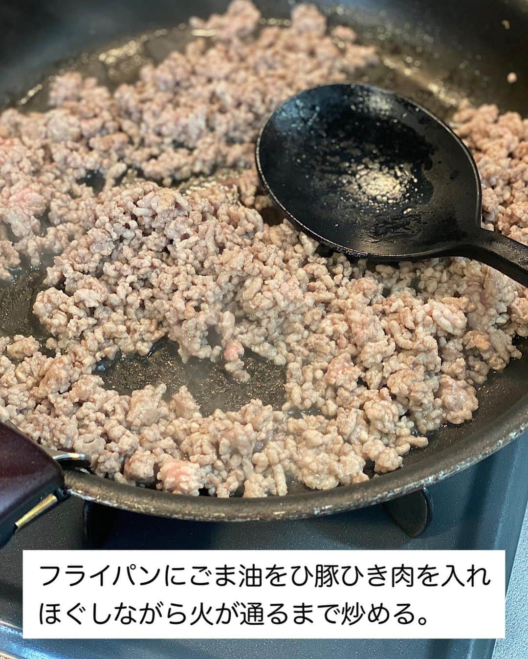山本菜月さんのインスタグラム写真 - (山本菜月Instagram)「⁡ ⁡ ⁡ ⁡ ┈┈┈┈┈┈┈┈┈┈••✼ 簡単のっけごはん にら白菜のそぼろ炒め ┈┈┈┈┈┈┈┈┈┈••✼ ⁡ ⁡ こんにちは☀️ @zubora_meshi_ 菜月です✨ ⁡ 今日は材料３つ！ 家に必ずある調味料で作れる 簡単ボリュームごはんの再掲載です🤲✨ ⁡ そのまま食べても良し ごはんにのっけて食べてもまた良し♡ 火通りが早いお野菜を使用しているので 10分程度で作れちゃいます♪ ⁡ 良かったら作ってみてくださいね〜💕 ⁡ ⁡ ⁡ ｡.ꕤ⌒⌒⌒⌒⌒⌒ꕤ⌒⌒⌒⌒⌒⌒ꕤ.｡ ⁡ ⁡ ⁡ 【2人分】 ごはん 好きなだけ 豚ひき肉 200g 白菜 200g ニラ 1/3束 ごま油 小さじ1 ⚫︎醤油 大さじ1と1/2 ⚫︎砂糖、みりん、お酢 各大さじ1 ⚫︎塩胡椒 適量 ⁡ 【作り方】 ①フライパンにごま油をひき 　豚ひき肉を入れて火が通るまで炒める。 ②白菜の芯の部分(1cm幅位)と⚫︎を入れ 　中火でしんなりするまで炒める。 ③白菜の葉、ニラを入れて馴染ませる。 ⁡ ⁡ ⁡ ｡.ꕤ⌒⌒⌒⌒⌒⌒ꕤ⌒⌒⌒⌒⌒⌒ꕤ.｡ ⁡ ⁡ 最後までご覧頂きありがとうございます。 是非、食レポを聞かせてくださると嬉しいです♡ ⁡ ＊NATSU KITCHEN ＊」7月24日 11時59分 - zubora_meshi_