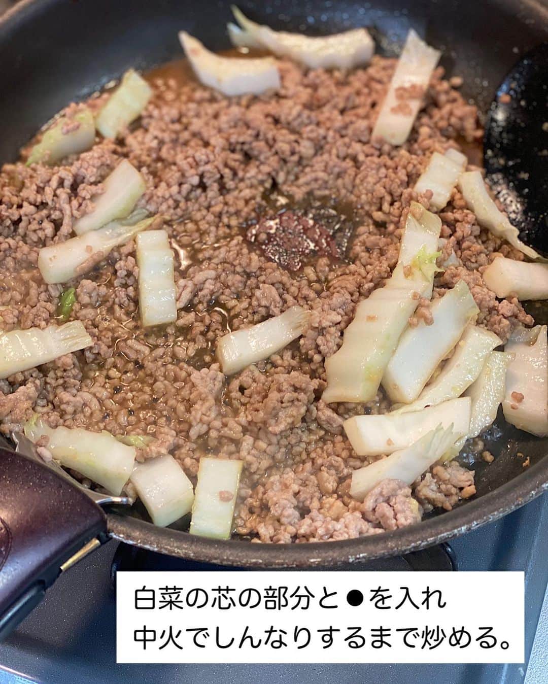 山本菜月さんのインスタグラム写真 - (山本菜月Instagram)「⁡ ⁡ ⁡ ⁡ ┈┈┈┈┈┈┈┈┈┈••✼ 簡単のっけごはん にら白菜のそぼろ炒め ┈┈┈┈┈┈┈┈┈┈••✼ ⁡ ⁡ こんにちは☀️ @zubora_meshi_ 菜月です✨ ⁡ 今日は材料３つ！ 家に必ずある調味料で作れる 簡単ボリュームごはんの再掲載です🤲✨ ⁡ そのまま食べても良し ごはんにのっけて食べてもまた良し♡ 火通りが早いお野菜を使用しているので 10分程度で作れちゃいます♪ ⁡ 良かったら作ってみてくださいね〜💕 ⁡ ⁡ ⁡ ｡.ꕤ⌒⌒⌒⌒⌒⌒ꕤ⌒⌒⌒⌒⌒⌒ꕤ.｡ ⁡ ⁡ ⁡ 【2人分】 ごはん 好きなだけ 豚ひき肉 200g 白菜 200g ニラ 1/3束 ごま油 小さじ1 ⚫︎醤油 大さじ1と1/2 ⚫︎砂糖、みりん、お酢 各大さじ1 ⚫︎塩胡椒 適量 ⁡ 【作り方】 ①フライパンにごま油をひき 　豚ひき肉を入れて火が通るまで炒める。 ②白菜の芯の部分(1cm幅位)と⚫︎を入れ 　中火でしんなりするまで炒める。 ③白菜の葉、ニラを入れて馴染ませる。 ⁡ ⁡ ⁡ ｡.ꕤ⌒⌒⌒⌒⌒⌒ꕤ⌒⌒⌒⌒⌒⌒ꕤ.｡ ⁡ ⁡ 最後までご覧頂きありがとうございます。 是非、食レポを聞かせてくださると嬉しいです♡ ⁡ ＊NATSU KITCHEN ＊」7月24日 11時59分 - zubora_meshi_
