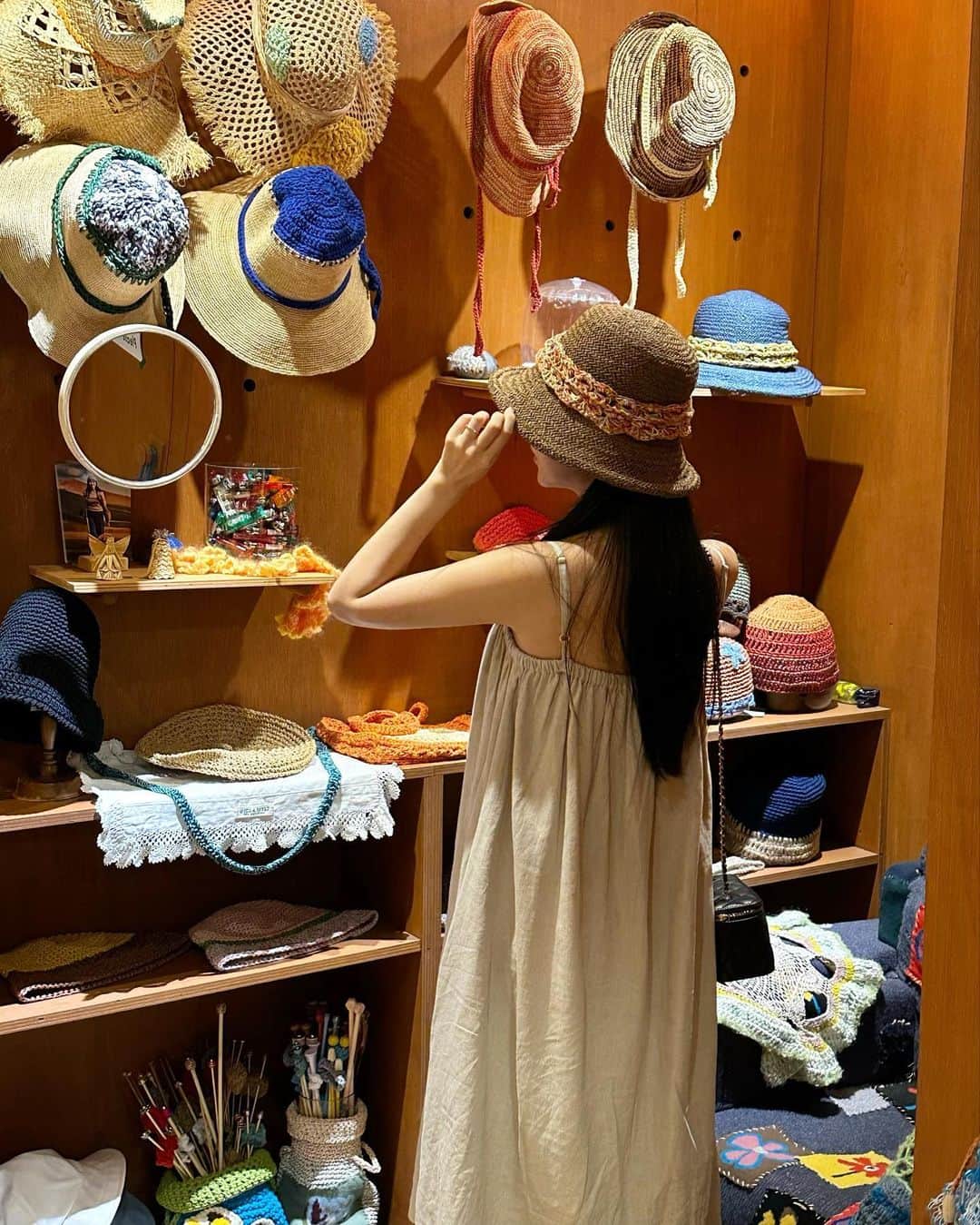 MeJiwooのインスタグラム：「주말 성수마실🧚🏻‍♀️  귀요미 모자도 사고, 커피도 마시고🎵  오늘부터 7-2 피팅컷이 상세페이지에 올라가는데요~ 24시간 5% 할인 잊지마시구 피팅컷 참고 하셔서 알찬 쇼핑하셔요~! 🤍」