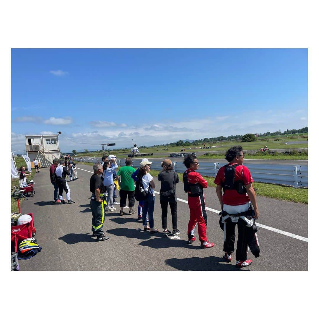 下村真由美さんのインスタグラム写真 - (下村真由美Instagram)「🌽2023北海道カートフェスティバル🌽  憧れのねーさんと私と同じくモータースポーツに沼ってる同級生と3人で90分耐久レースに挑戦☝️  トップと3週差でチェッカー🏁 また来年リベンジだ😎😎😎  #北海道カートフェスティバル  #南幌リバーサイドカートランド」7月24日 11時56分 - mayum2323