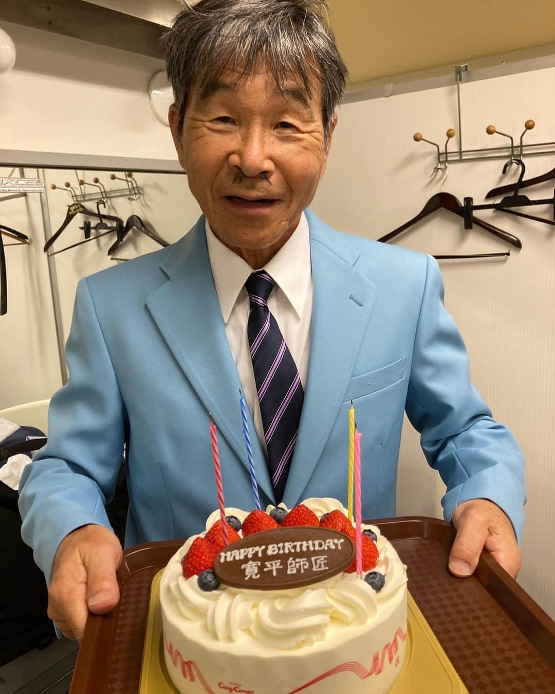 松谷賢示のインスタグラム：「寛平師匠、74歳のお誕生日。 おめでとうございます㊗️ . #間寛平 #師匠 #74歳 #誕生日 #レジェンド #ルミネ劇場 #スペシャルコメディ #楽しい #まだまだ #元気 #現役 #バリバリ」