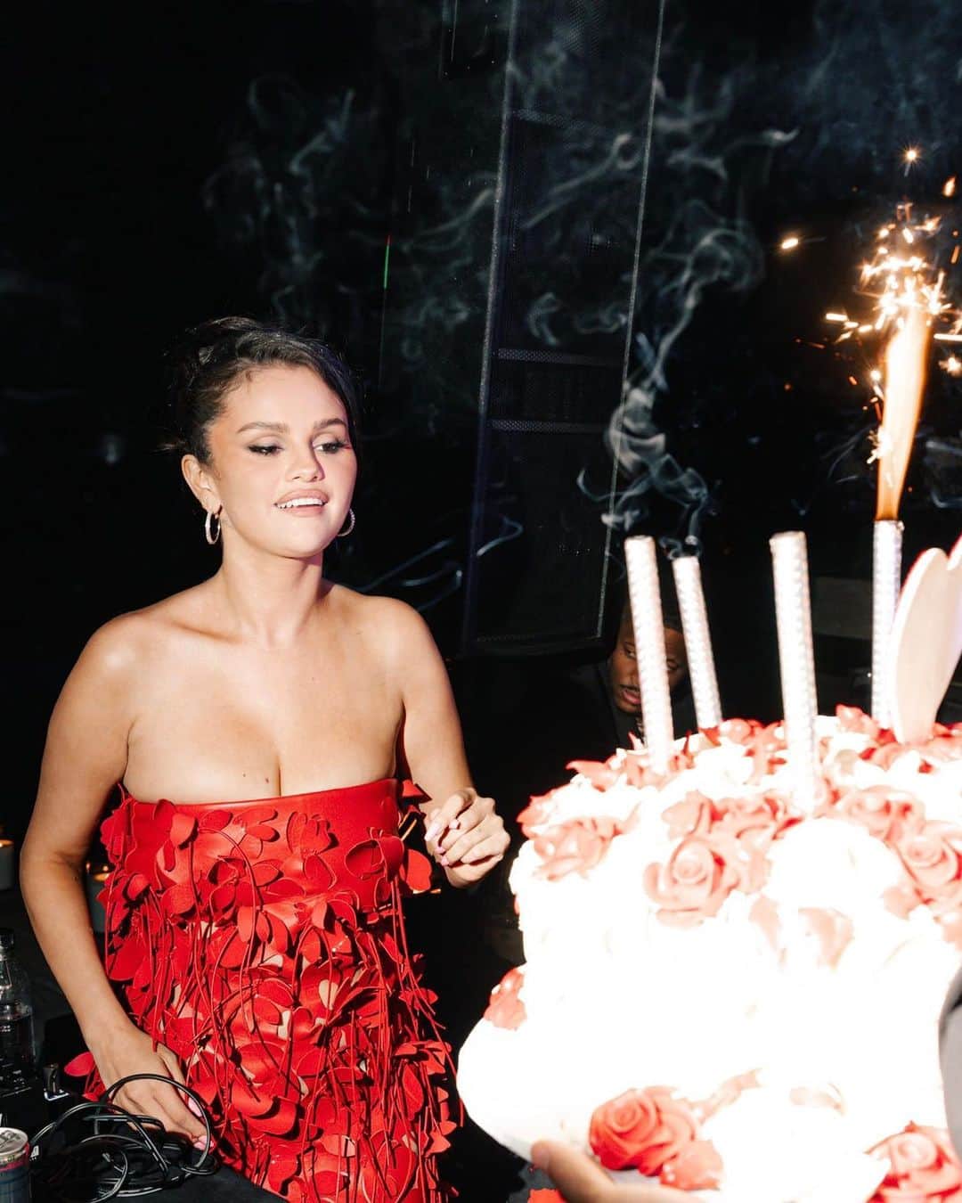 Vogueさんのインスタグラム写真 - (VogueInstagram)「Happy birthday, @selenagomez! On Friday evening, the 31st birthday of actor, singer, and Rare Beauty founder Selena Gomez was celebrated with a surprise, star-filled bash at a private residence in Malibu. Tap the link in our bio for a closer look inside the evening.」7月24日 11時57分 - voguemagazine