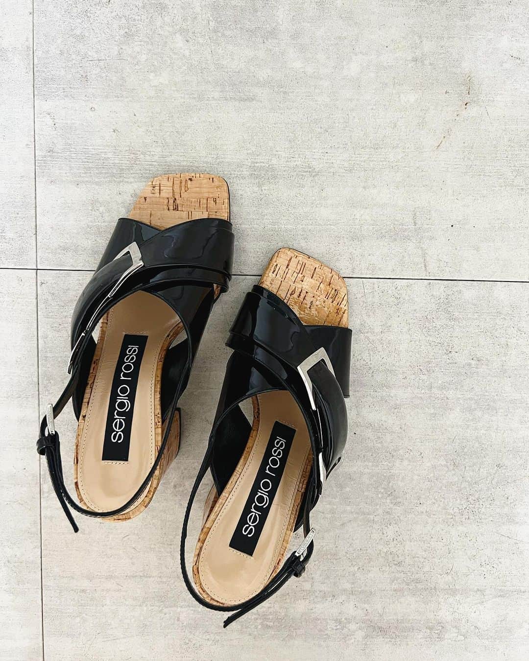 梶恵理子さんのインスタグラム写真 - (梶恵理子Instagram)「お気に入りのサンダルなんだけど もれなく100%靴擦れするの辛い、、。」7月24日 11時59分 - kajierimakeup