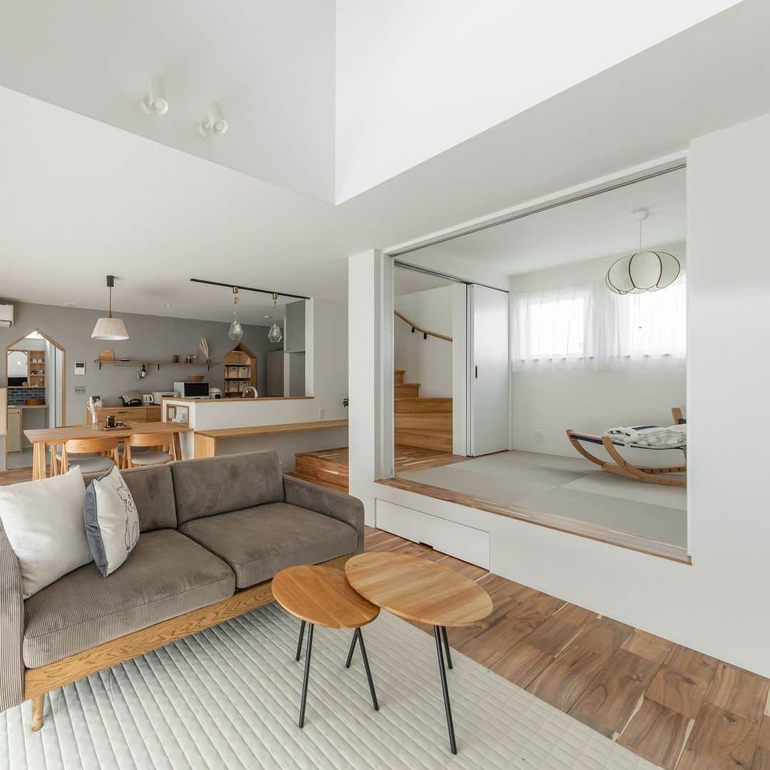 ルポハウス一級建築士事務所さんのインスタグラム写真 - (ルポハウス一級建築士事務所Instagram)「・ ・ ・ 《小上がり畳特集》 ・ ・ 日常生活にプラスするなら、お気に入りの空間にしたい。 ・ ルポハウスの小上がり畳を集めました。 あなたならどんな空間にしたいですか？ ・ ・ ・ 𓐌𓐌𓐌𓐌𓐌𓐌𓐌𓐌𓐌𓐌𓐌𓐌𓐌𓐌𓐌𓐌𓐌𓐌 ルポハウスの施工事例はこちらまで☞ @reposhouse 𓐌𓐌𓐌𓐌𓐌𓐌𓐌𓐌𓐌𓐌𓐌𓐌𓐌𓐌𓐌𓐌𓐌𓐌 #ルポハウス は#ちょっとかっこいい家 を"友人のために" という思いでつくっています。 一生に一度の#マイホーム。 「あなたにしかできない」×「ルポハウスだからできる」で、 私たちだけの#家づくり を思いっきり楽しんでみませんか？！ ・ ・ ・ #住宅 #注文住宅 #新築一戸建て #デザイナーズ住宅 #一級建築士事務所 #設計事務所 #滋賀県の設計事務所 #家づくりアイデア #マイホーム計画 #畳 #tatami #畳コーナー #畳スペース #小上がり #小上がり和室 #小上がり畳 #小上がり畳コーナー #和室 #和室インテリア #小上がり収納 #和室収納」7月24日 12時00分 - reposhouse