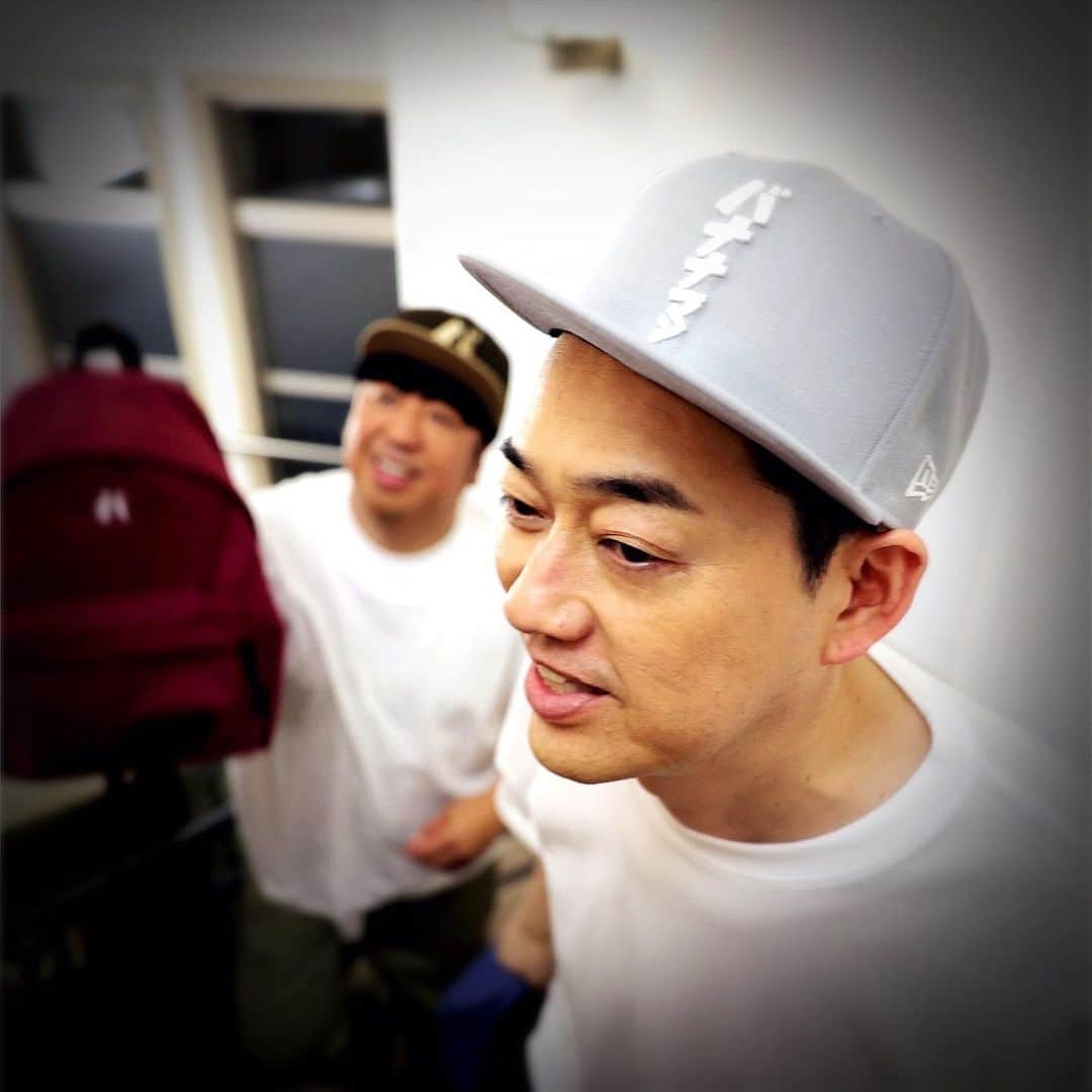 バナナマンさんのインスタグラム写真 - (バナナマンInstagram)「. 【着用アイテム】  設楽 ・バナナマン×NEWERA　バナナマン 9FIFTY CAP　color : GRY　size : F （アジャスター調整可） ・Backpack　バナナマン×EASTPAK　color：NVY  日村 ・バナナマン×NEWERA　バ バイカラーCAP　color : BRN　size : F （アジャスター調整可） ・Backpack　バナナマン×EASTPAK　color:BLD ・Dickies × bananaman Cotton Work Pants　color : BEG　size：38  #bananaman #bananamangoods  #bananamanlive #バナナマン #バナナマンライブ #bananamanliveO #バナナマングッズ」7月24日 12時00分 - bananaman_goods_official