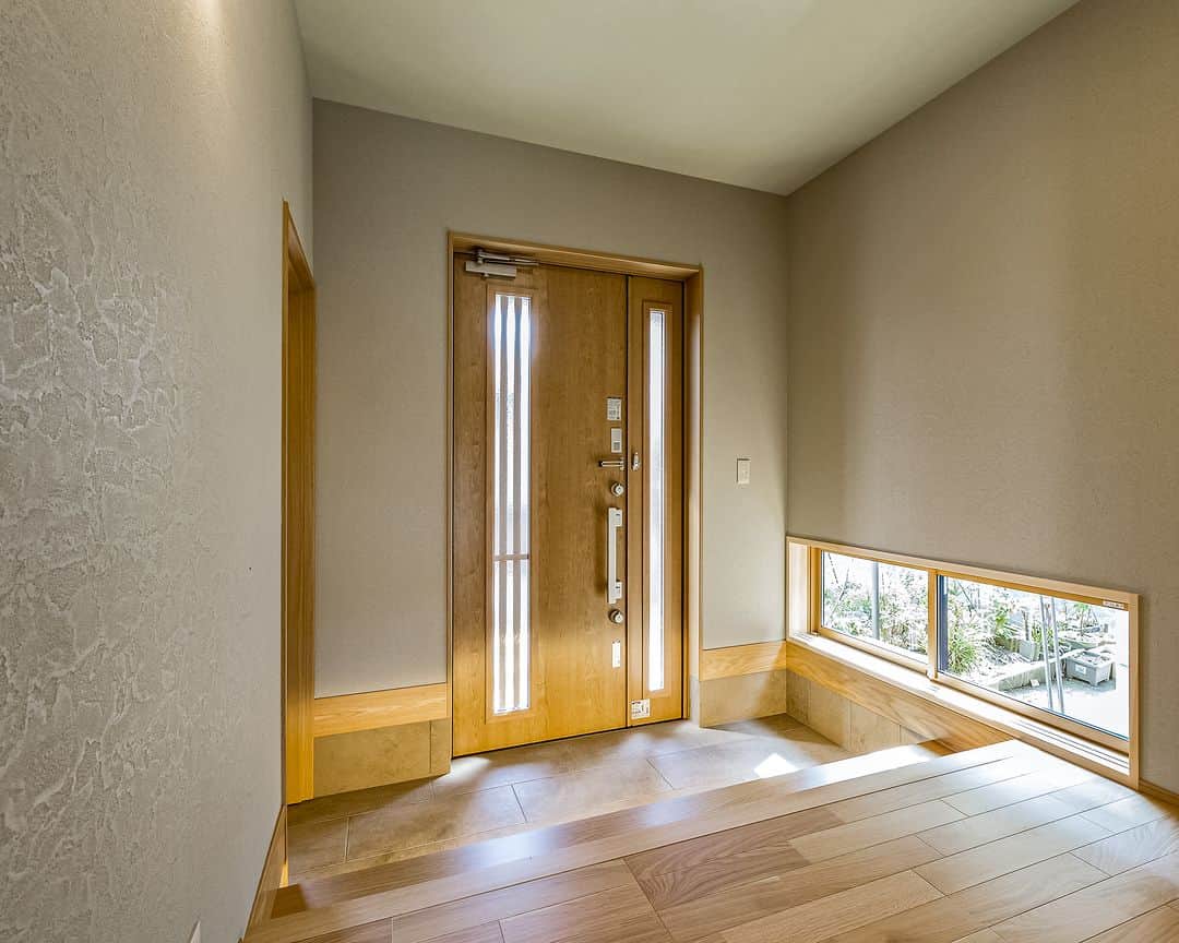 OKOCHI STYLE(香川県) さんのインスタグラム写真 - (OKOCHI STYLE(香川県) Instagram)「窓から光差しこむ温かみのある玄関  ーーーーーーーーー  香川県で木の家を建てる大河内工務店。 HPでは、施工事例を多数ご紹介しています。 家づくりをお考えの方は【フォトギャラリー】をご覧ください。  ーーーーーーーーー プロフィールからHPへ→ @okochi.komuten ーーーーーーーーー  街角リゾート木きん堂倶楽部のインスタもご覧ください(カフェ&ギャラリー情報)🌟  ーーーーーーーーー @mokkindo.cafe ーーーーーーーーー  #新築 #新築一戸建て #マイホーム #マイホーム計画 #インテリア #注文住宅 #かわいい家 #おしゃれな家 #かっこいい家 #家づくり #工務店だからつくれる家  #暮らしを楽しむ #大河内工務店 #自由設計 #木の家 #木の家づくり #自然素材の家 #香川イベント #香川の家 #香川県工務店 #玄関」7月24日 12時00分 - okochi.komuten