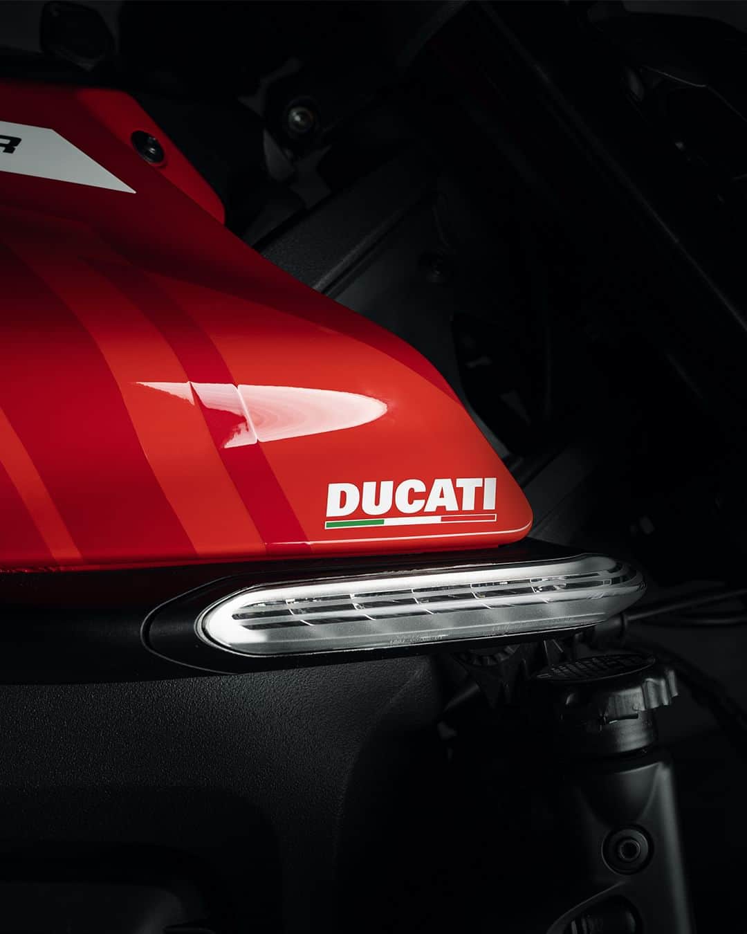 Ducati Japanさんのインスタグラム写真 - (Ducati JapanInstagram)「いつの時代もモンスターはカスタマイズのシンボル  新型モンスターのスタイルやスポーティなキャラクターを強調する、カバーキットがあるのはご存じですか？  ピクセルカバー・キット 大胆、スポーティでモダンなスタイル。街中で注目を集めたいライダーのためのカスタマイズ・キット  GPカバーキット 洗練されたスポーティなグラフィックで、モーターサイクルのスタイルと魅力を引き出す、レーシングマシンを彷彿とさせるデザイン  ドゥカティ・コンフィギュレーターを使用すると、すべてのカスタマイズ・オプションを見ることができます。お気に入りのアクセサリーを装着して、新型モンスターの個性をさらに高めてみませんか？  モデル詳細等はドゥカティ公式Webサイトからご覧ください。  #ドゥカティいいじゃん #ドゥカティ #DUCATI #ドゥカティモンスター #Monster #モンスター #MadeForFun #ネイキッド #DucatiPerformance #ドゥカティパフォーマンス #ドゥカティカスタム」7月24日 12時00分 - ducatijapan