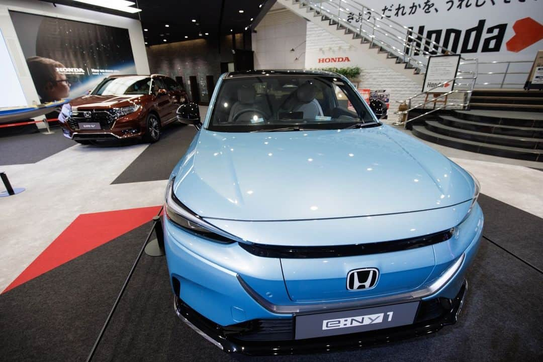 Honda 本田技研工業(株)さんのインスタグラム写真 - (Honda 本田技研工業(株)Instagram)「Honda #ウエルカムプラザ青山 ではHonda創立75周年を記念し、みなさまへの感謝の気持ちを込めて特別展示を7/31（月）まで開催中です！ . 今回は展示製品の中から、「e:Ny1」をご紹介します♪ 2023年秋から欧州で販売が開始される新型EVです。 ※展示車両は開発試作車となります . 本展示ではこの他にもHondaの事業の原点となるヘリテージモデルや、グローバルで多くのお客様にご愛用いただいている製品、そしてHondaの夢見るこれからのモビリティーをご覧いただけます！ . ぜひお気軽にお立ち寄りください✨ . #Honda75 #Honda #MeandHonda #thepowerofdreams #クルマ #car #WelcomePlaza #ホンダウエルカムプラザ青山 #eny1」7月24日 12時00分 - hondajp