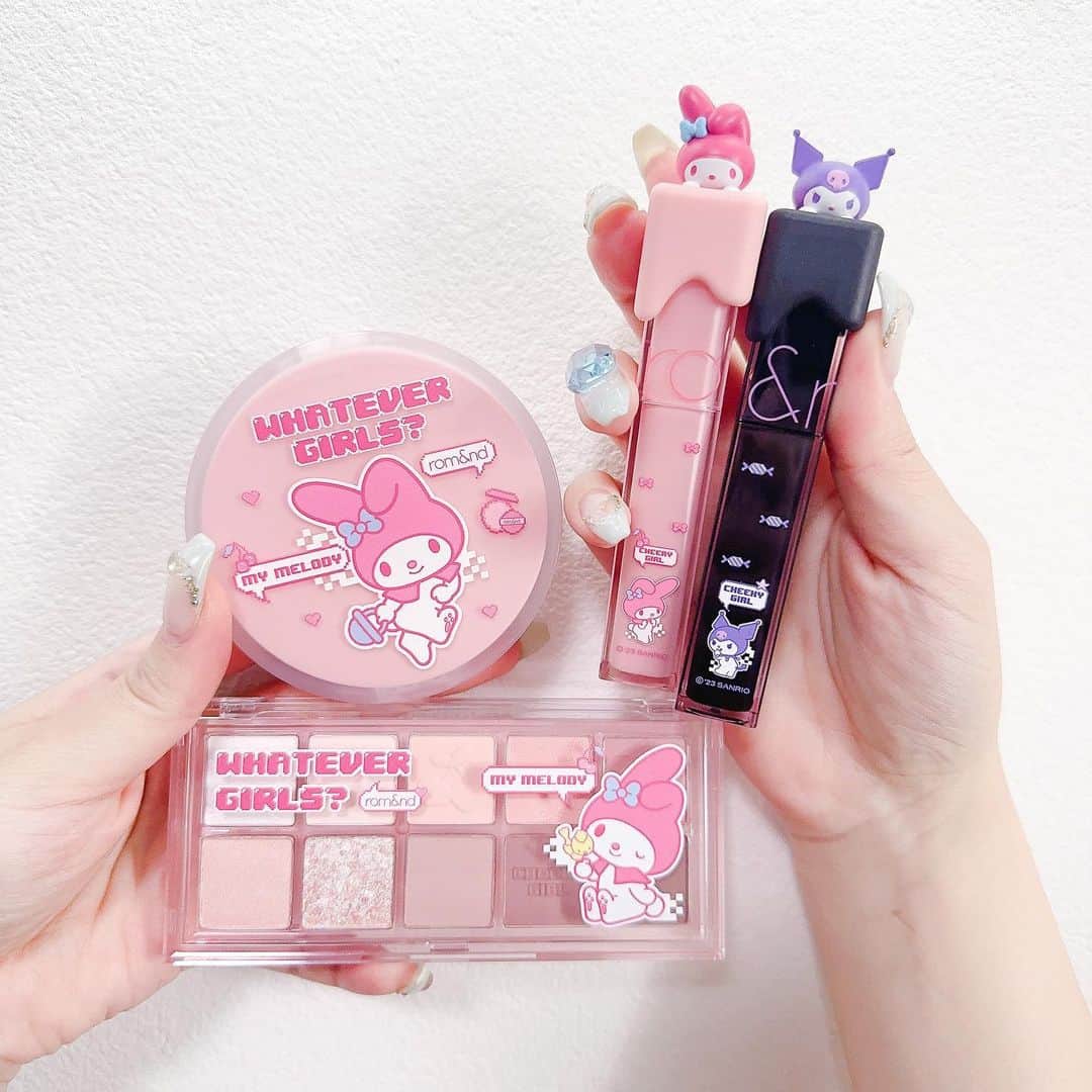 谷口夢奈のインスタグラム：「🩷×🖤 ⁡ ⁡ バズバズバズってた、 rom&ndのサンリオコラボ🤍 ⁡ 買えたんだが…！可愛すぎる🥹 ⁡ どこもかしこも可愛くて飾りたい…！ 韓国ではもう完売続出らしい😳💭 ⁡ ⁡ ⁡ #romand #ロムアンド #sanrio #サンリオ #サンリオコラボ #韓国コスメ #新作コスメ2023 #マイメロ #クロミ #mymelody #cosmetics #makeup #코스메틱」