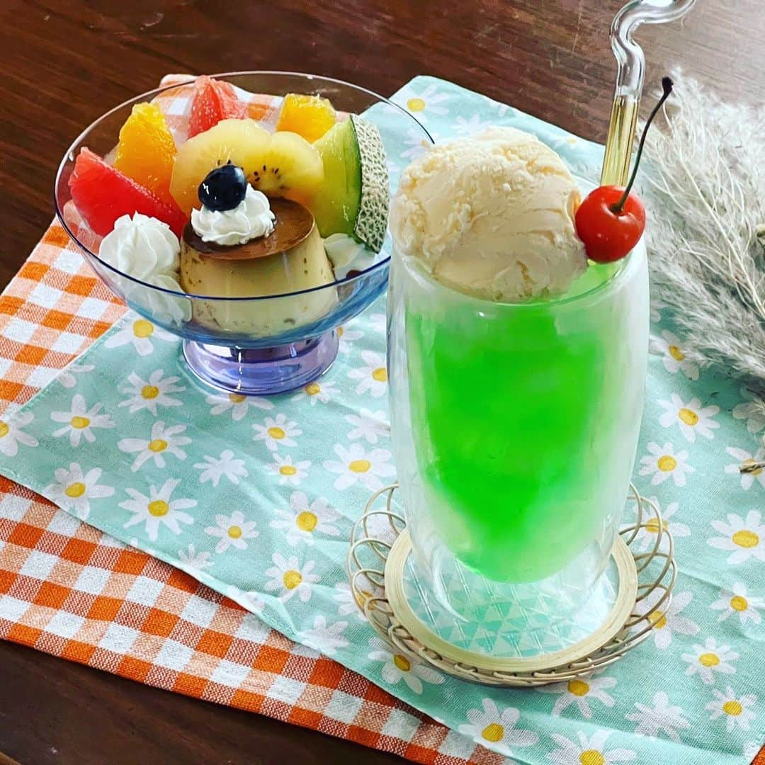 awesomestoreさんのインスタグラム写真 - (awesomestoreInstagram)「本日はつくば店のスタッフ投稿です🍨  ＊＊＊＊＊＊＊＊＊＊＊＊＊＊＊ 昔懐かしのレトロ風カフェを自宅でも♪♪  暑いこの季節はお家でゆったりまったりが1番！！！  今回は、ダブルウォールマグとツートンガラスボウルを使って、レトロ喫茶をイメージしてみました♪  激かわ！激映え！です！！  この夏この子たち大活躍なこと間違いなし♪  ＊＊＊＊＊＊＊＊＊＊＊＊＊＊＊ 掲載商品 ▪️ダブルウォールマグＭ　¥685(税込セール価格) ▪️ツートンガラスボウルBLPU ¥755(税込セール価格)  #awesomestore#オーサムストア#雑貨#暮らし#日用品#生活雑貨#プチプラ#プチプラグッズ#プチプラアイテム#映えドリンク#レトロカフェ#おうちレトロ#おうちカフェ」7月24日 12時00分 - awesomestore_jp