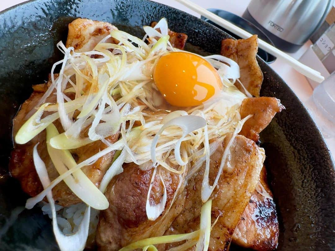 わっきーのインスタグラム：「釧路空港内にある、「和食 拉麺"北斗"」の豚丼。 炭火の香ばしさとタレの味わいが絶品。ロース&バラ各3枚ずつで、生卵と味噌汁付き。 釧路空港でオススメの丼ぶりです！  #たんちょう釧路空港 #釧路空港 #釧路グルメ #豚丼 #和食拉麺北斗 #空港グルメ #ボリューム #丼 #北海道グルメ #わっきーtv」