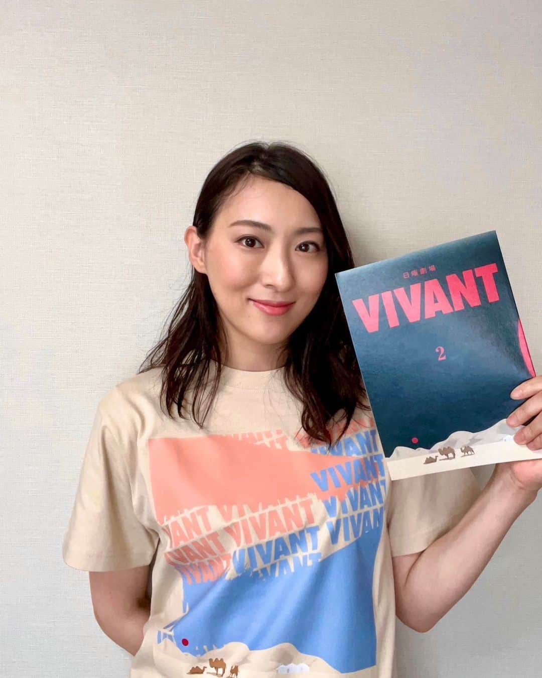 のインスタグラム：「こんにちは😃  昨日、日曜劇場『VIVANT』第２話が放送されました‼︎ 皆さんもご覧いただけたでしょうか? 珠城はまたリアタイしていたらしく、あっという間に終わっちゃった👀✨と言っていました。笑  『VIVANT』の謎がついに明らかに。。。 でも、まだまだ真相はわかりませんね🤔  今回のオフショットは、 『VIVANT』公式グッズ台本表紙風デザイン（2話ver）Tシャツになります。  今後の展開も楽しみですね！ 珠城が何話から登場するかも予想してみてください🙇‍♂️  珠城が着用してる『VIVANT』✅できます🐈‍⬛  以上、 マネージャーでした💪🐈‍⬛  #堺雅人 さん #阿部寛 さん #二階堂ふみ さん #松坂桃李 さん #二宮和也　さん #役所広司　さん  #珠城りょう  #ドラマ　#TBS #日曜劇場　#VIVANT #オリジナルTシャツ  #俳優　#actor  #敵か味方か #味方か敵か」