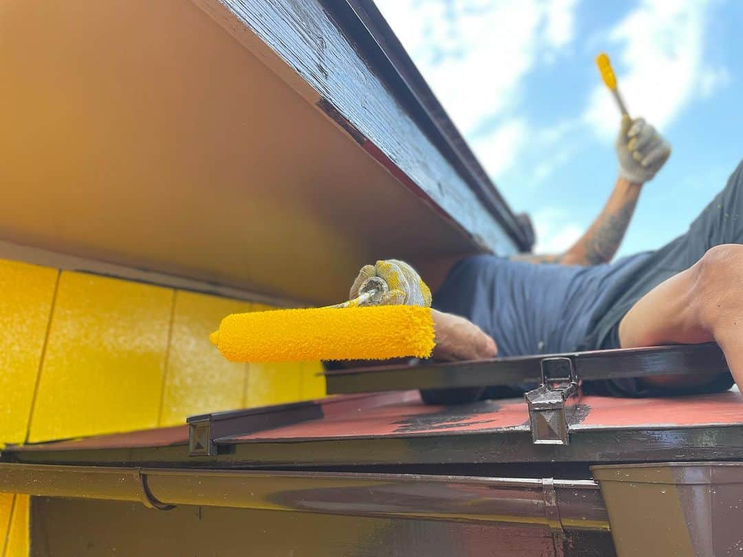 平山ユージさんのインスタグラム写真 - (平山ユージInstagram)「Weekend work out🎨😆🏠 Painting the wall with crews 🕶️✨🔫 Big thanks 🙏🙏  ウィークエンドワークアウト🎨😆🏠 クルーと壁塗り🕶️✨🔫 ほんと感謝🙏✨  #ogano #kenthechief #感謝 #weekendworkout #summerworkout #小鹿野町 #withcrew」7月24日 12時02分 - yuji_hirayama_stonerider