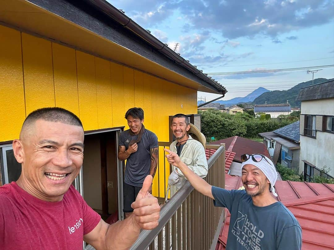 平山ユージさんのインスタグラム写真 - (平山ユージInstagram)「Weekend work out🎨😆🏠 Painting the wall with crews 🕶️✨🔫 Big thanks 🙏🙏  ウィークエンドワークアウト🎨😆🏠 クルーと壁塗り🕶️✨🔫 ほんと感謝🙏✨  #ogano #kenthechief #感謝 #weekendworkout #summerworkout #小鹿野町 #withcrew」7月24日 12時02分 - yuji_hirayama_stonerider