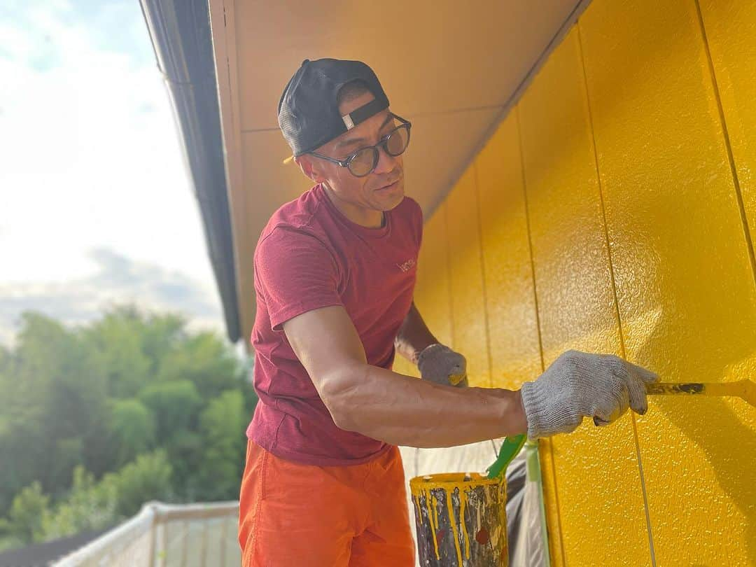 平山ユージさんのインスタグラム写真 - (平山ユージInstagram)「Weekend work out🎨😆🏠 Painting the wall with crews 🕶️✨🔫 Big thanks 🙏🙏  ウィークエンドワークアウト🎨😆🏠 クルーと壁塗り🕶️✨🔫 ほんと感謝🙏✨  #ogano #kenthechief #感謝 #weekendworkout #summerworkout #小鹿野町 #withcrew」7月24日 12時02分 - yuji_hirayama_stonerider