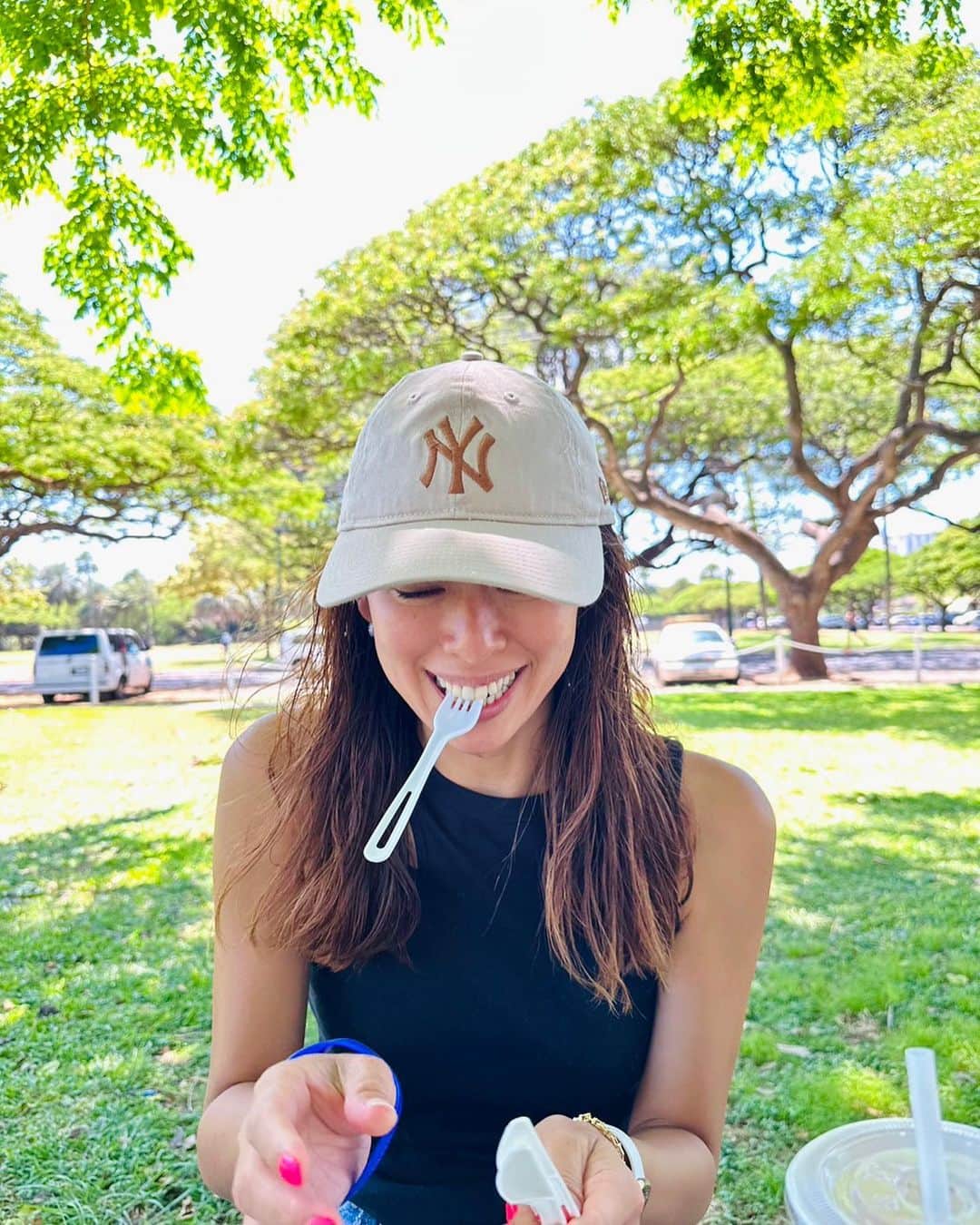 野沢和香のインスタグラム：「お気に入りのプレートランチ買って公園でランチtime🐕 ☀️の下で食べるご飯て最高🙌  で、肝心なプレートの写真を撮り忘れました🤣　@diamondheadmarketandgrill  のアヒステーキを食べました。わさび醤油のやつ♪」